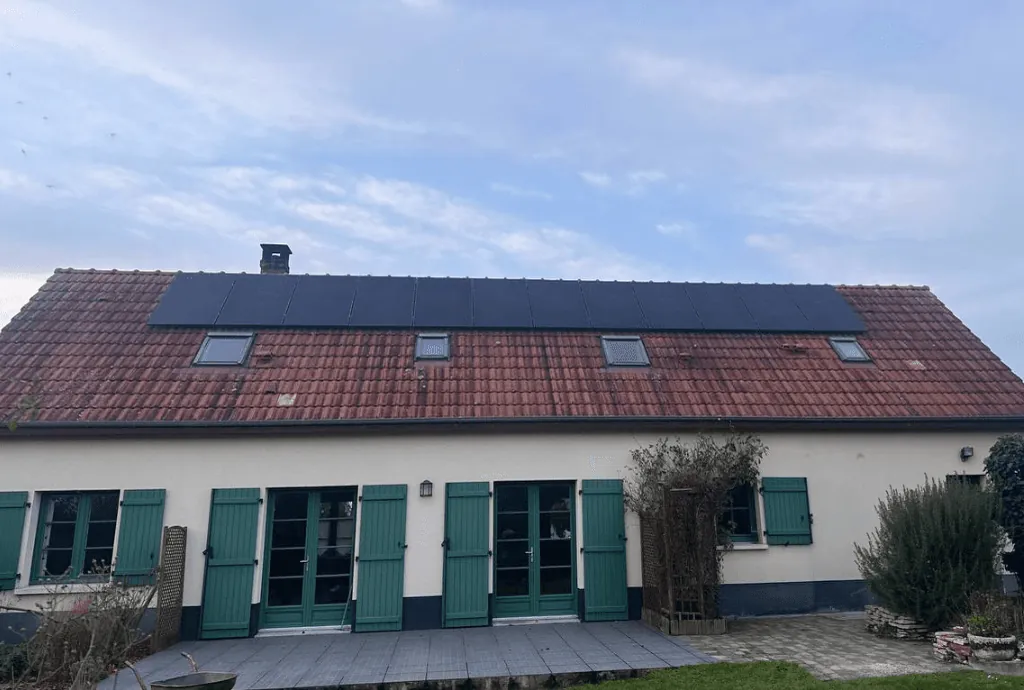Photo d'une maison à Saint-Riquier équipée de panneaux photovoltaïques dont l'installation a été faite par Solarock.