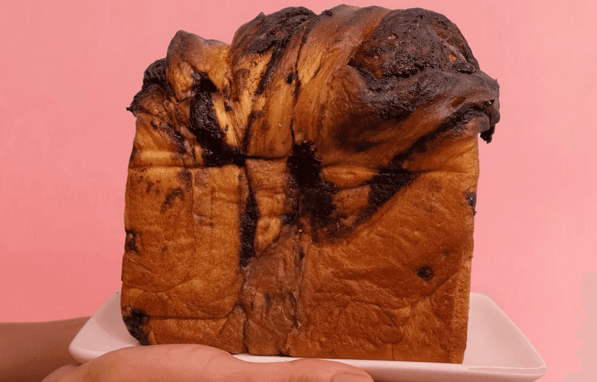 Babka Alba con masa madre, rellena de chocolate oscuro, elaborada a mano.