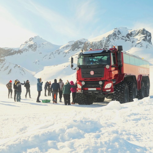 Монстр-трак на леднике с горой Ярльхеттур