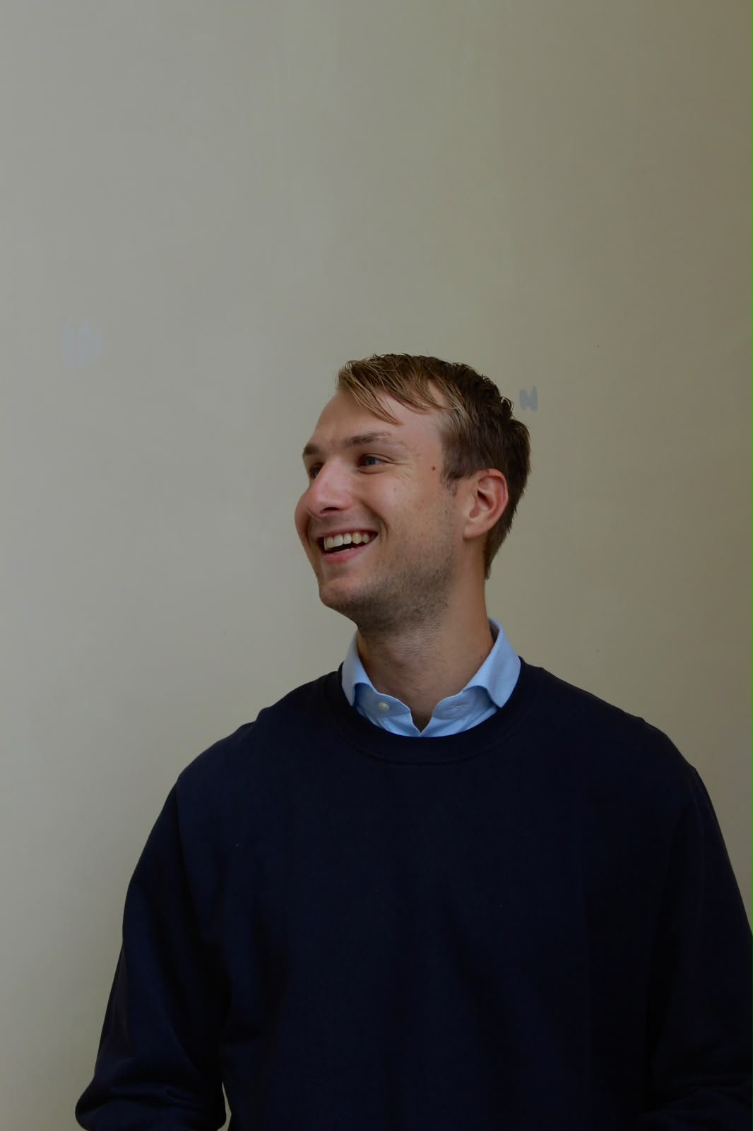 Portret van een glimlachende Code Conneqt medewerker