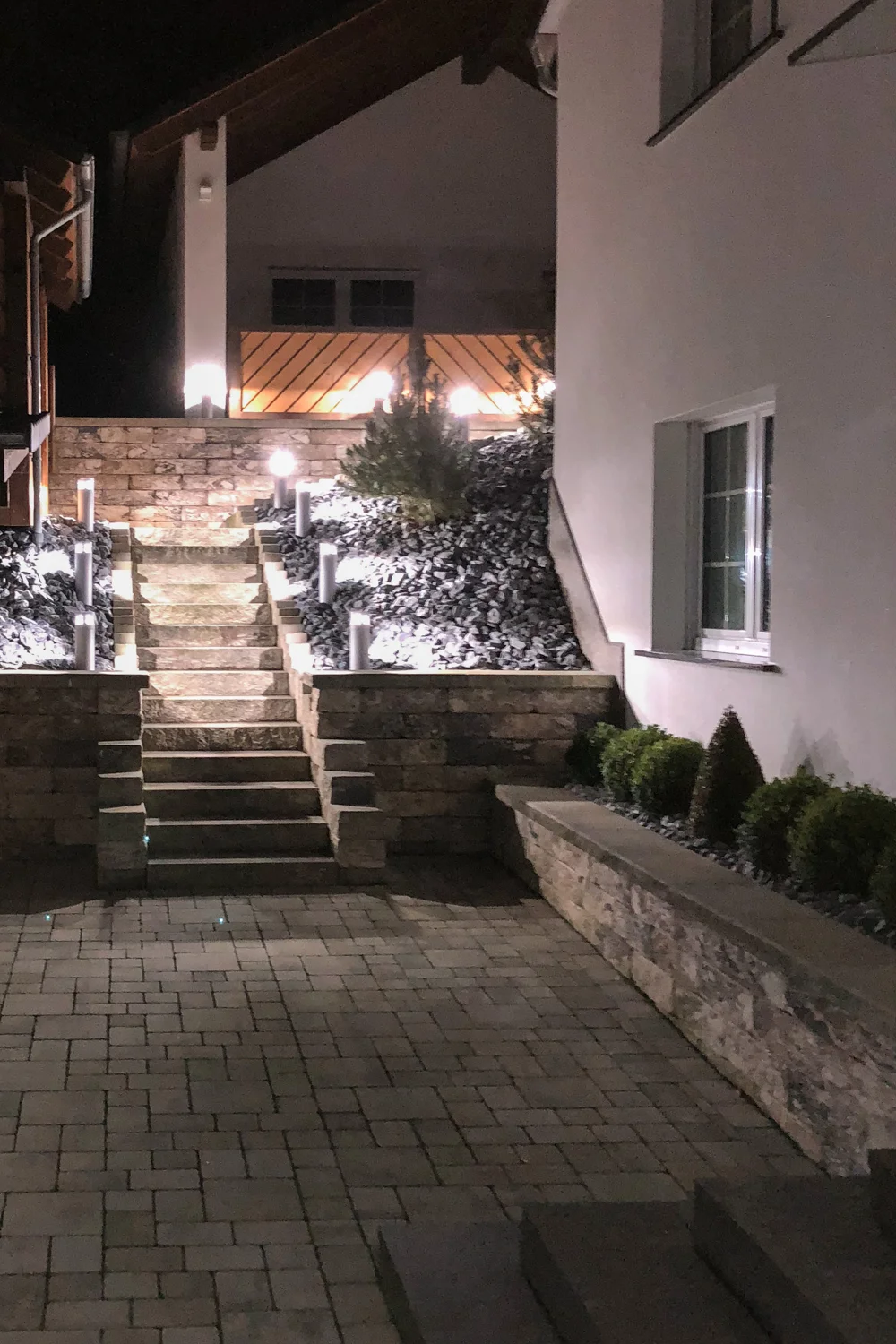 Beleuchtete Natursteintreppe im Außenbereich in Rösrath