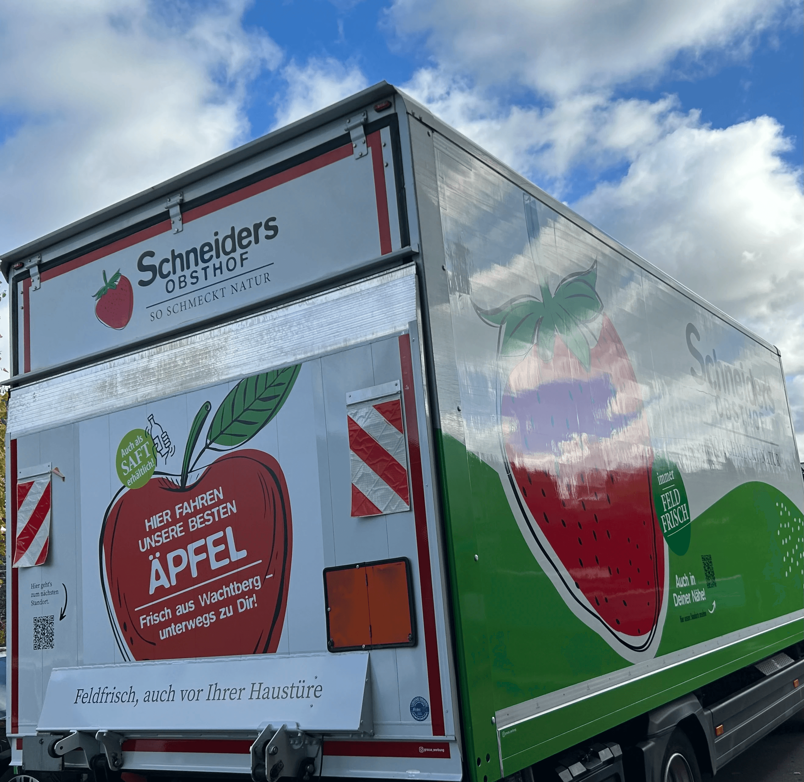 Ein Transporter mit Beschriftung