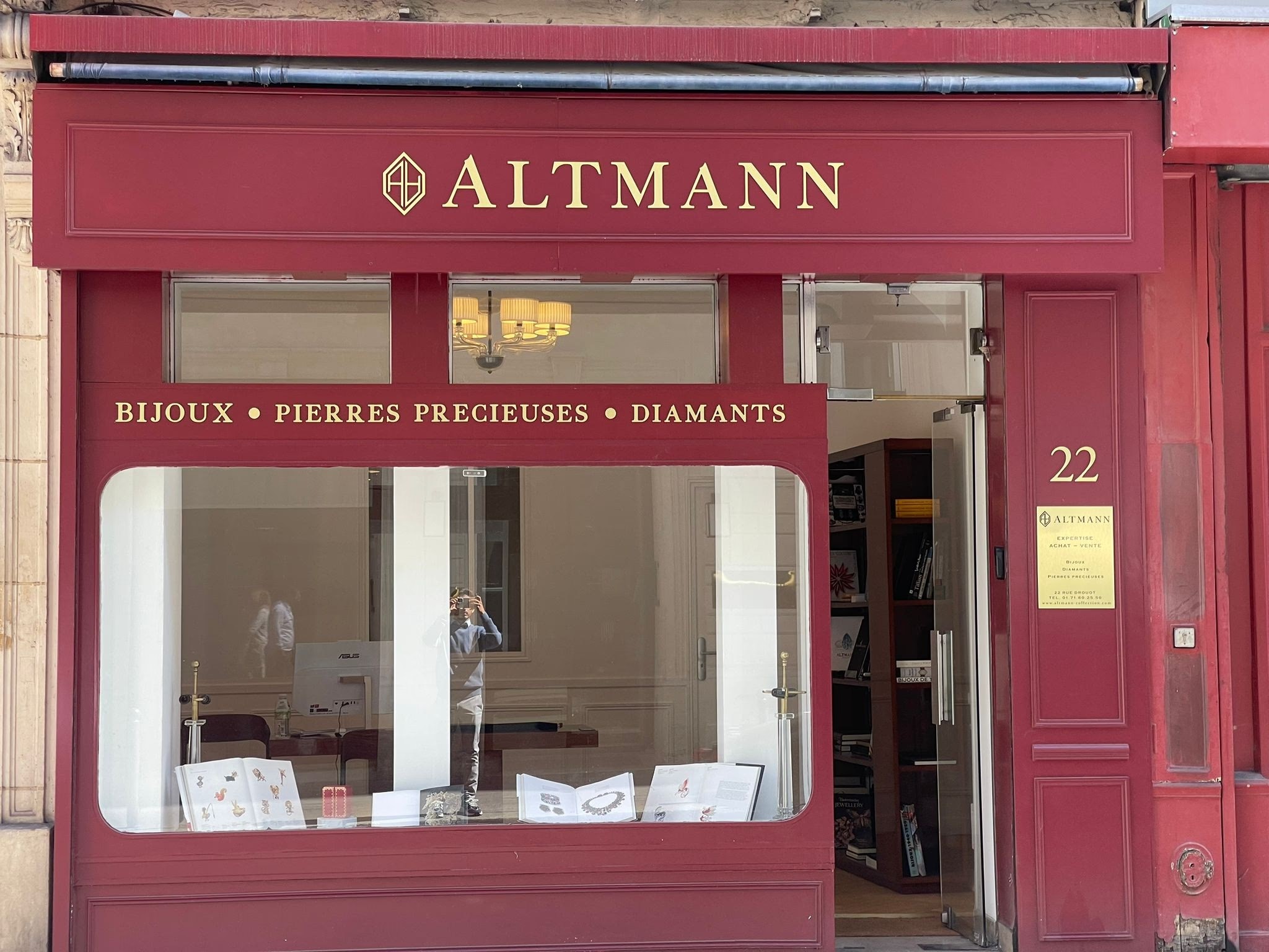 Expert gemmologue Altmann réalisant une expertise bijoux gratuite à Paris