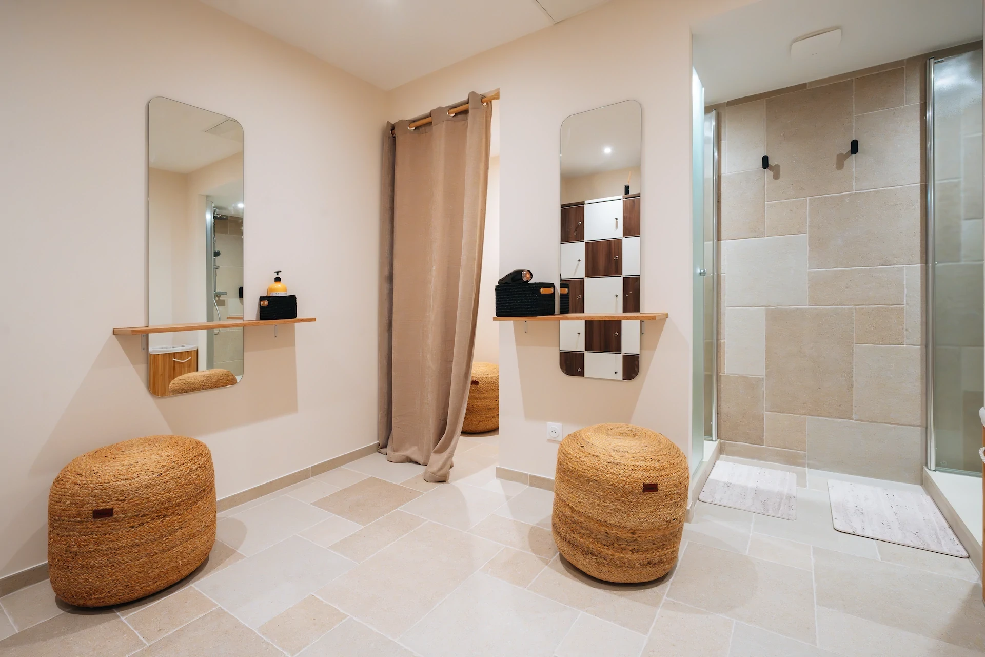 Intérieur de spa moderne avec miroirs, sièges et cabine de douche.
