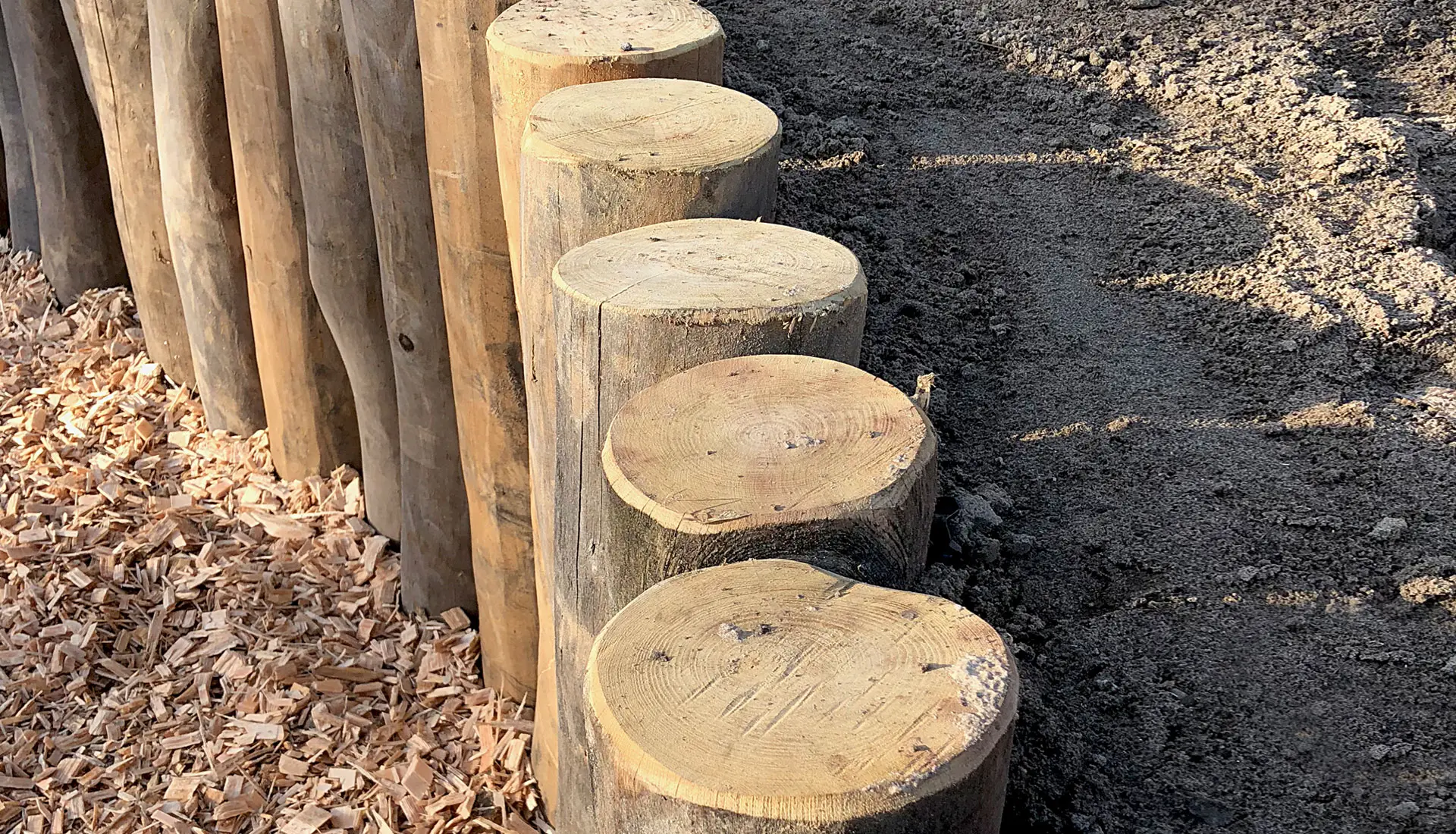 Palisaden aus Robinienholz für Uferbefestigung