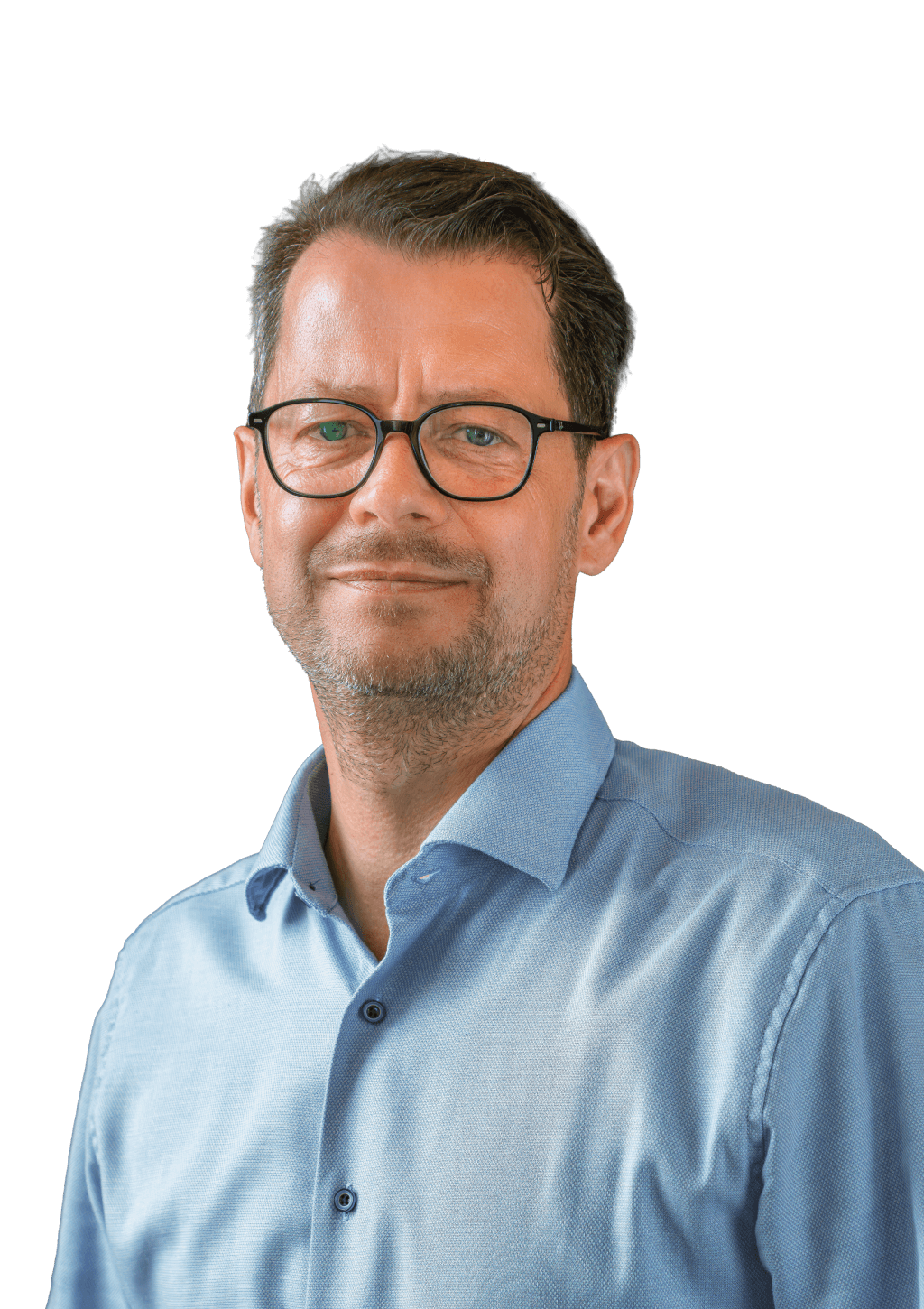 Mann mit kurzem Haar trägt hellblaues Hemd mit offenem Kragen