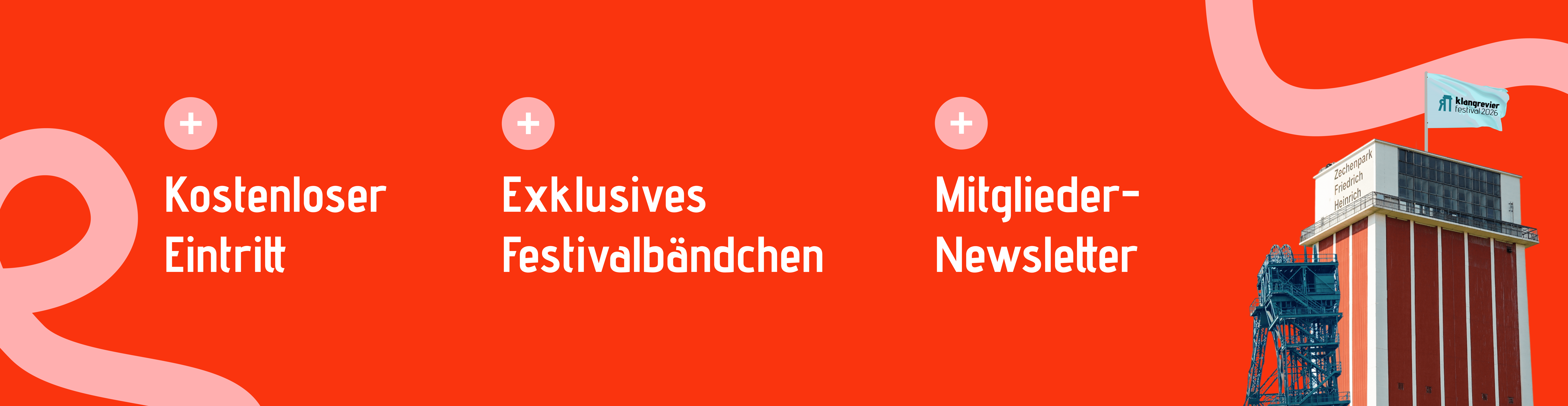 Roter Banner mit drei Vorteilen einer Mitgliedschaft: ‚Kostenloser Eintritt‘, ‚Exklusives Festivalbändchen‘ und ‚Mitglieder-Newsletter‘. Rechts steht einer der Kamp-Lintforter Zechentürme mit KlangRevier-Flagge.