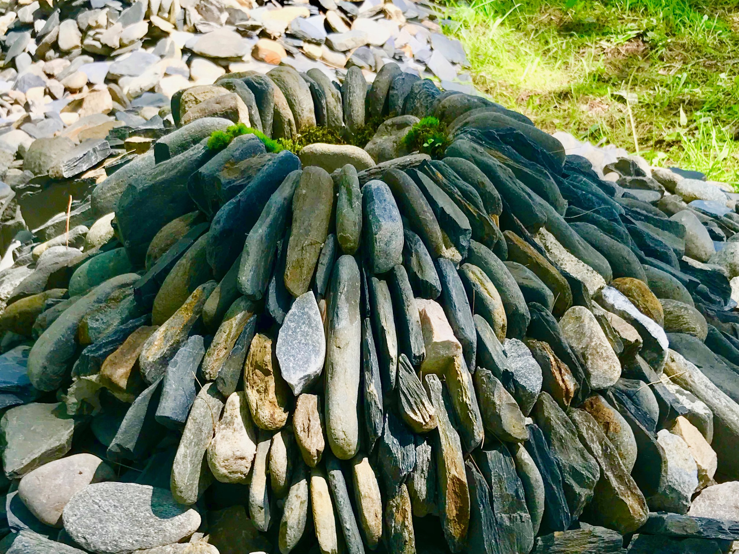 Trockenmauerkunstwerk Vulkan aus Stein Dan Snow