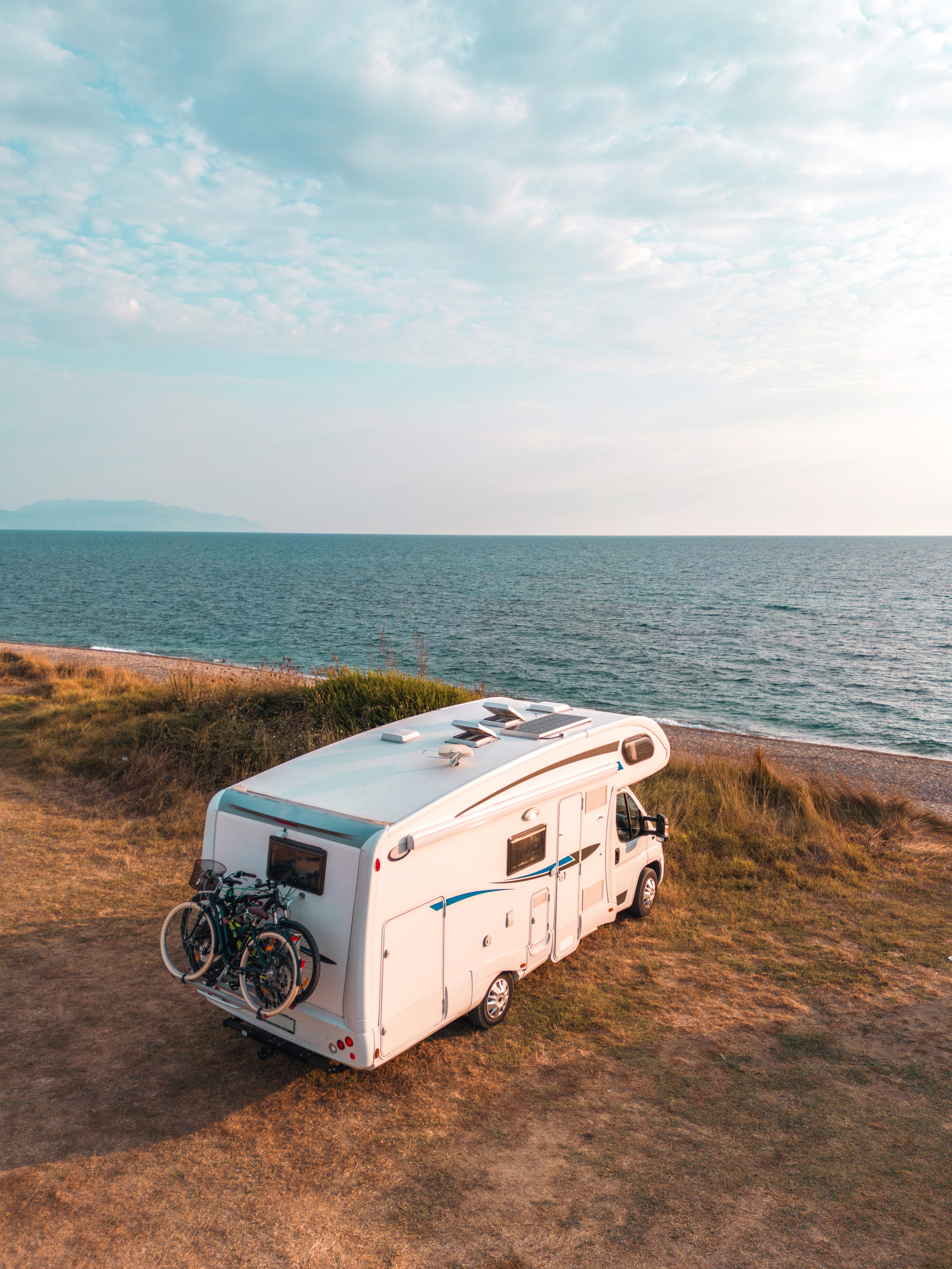 Wohnmobil mit Fahrrädern am Meer