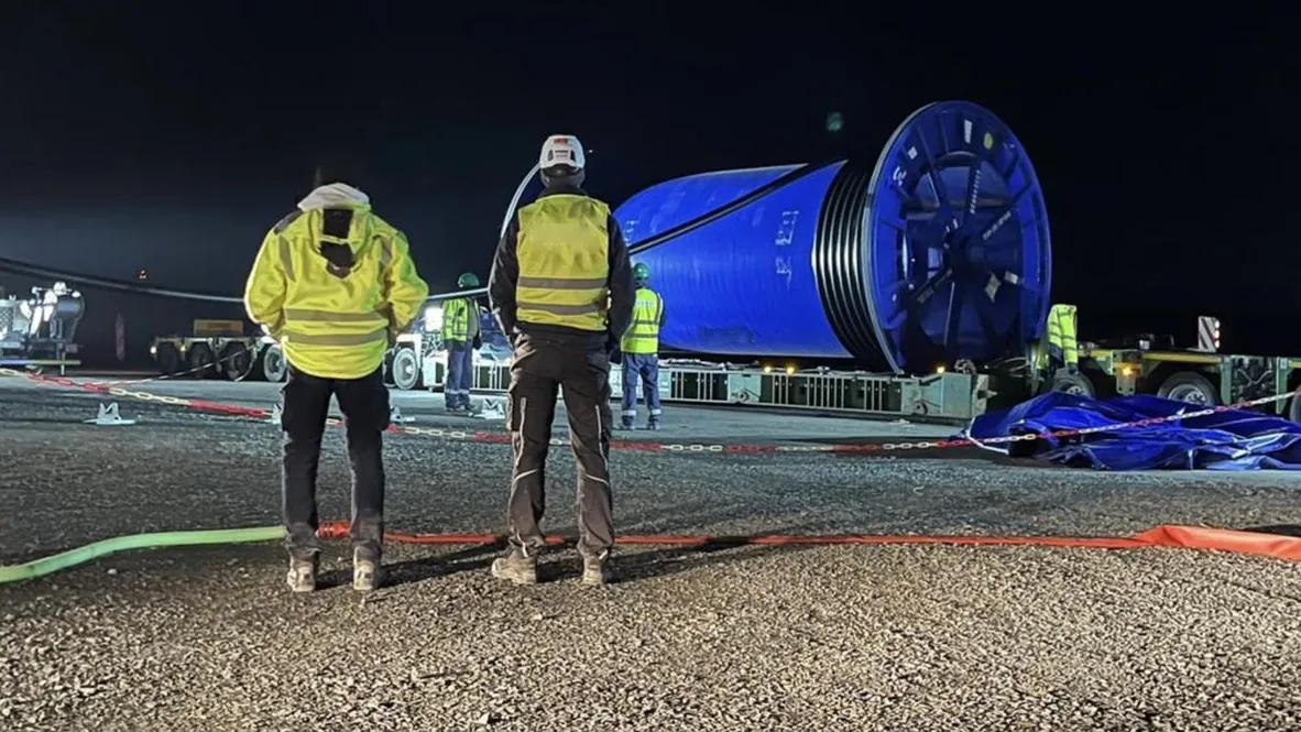 Kabeltrommel auf Tieflader bei nächtlicher Kabelinstallation