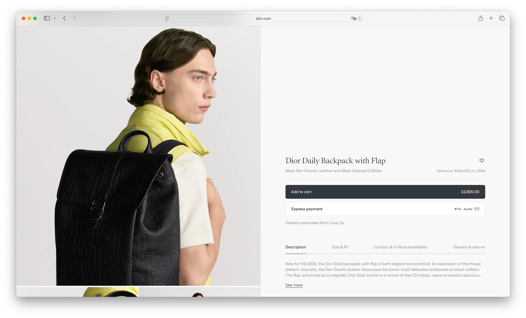 молодой мужчина с кожаным портфелем Dior