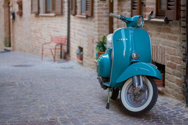 Türkiser Motorroller