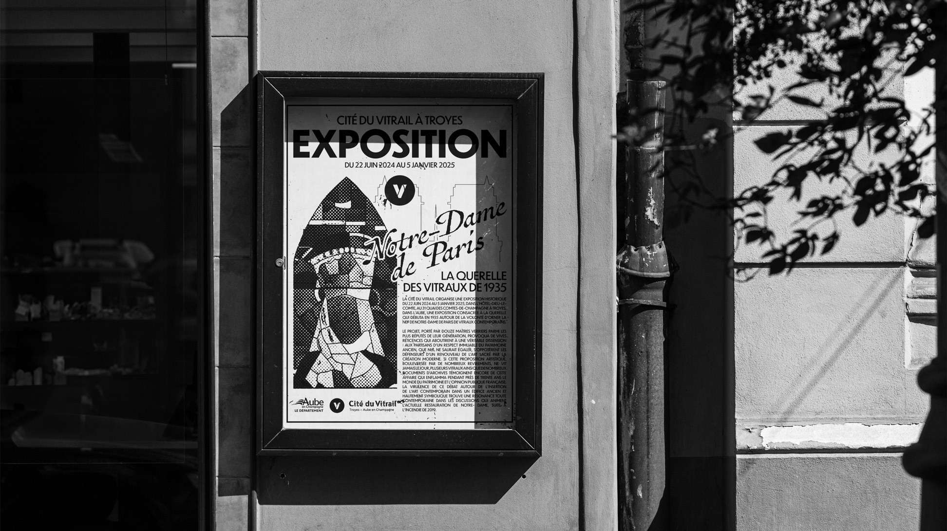 Affiche publicitaire urbaine encadrée : Exposition à la Cité du Vitrail à Troyes.