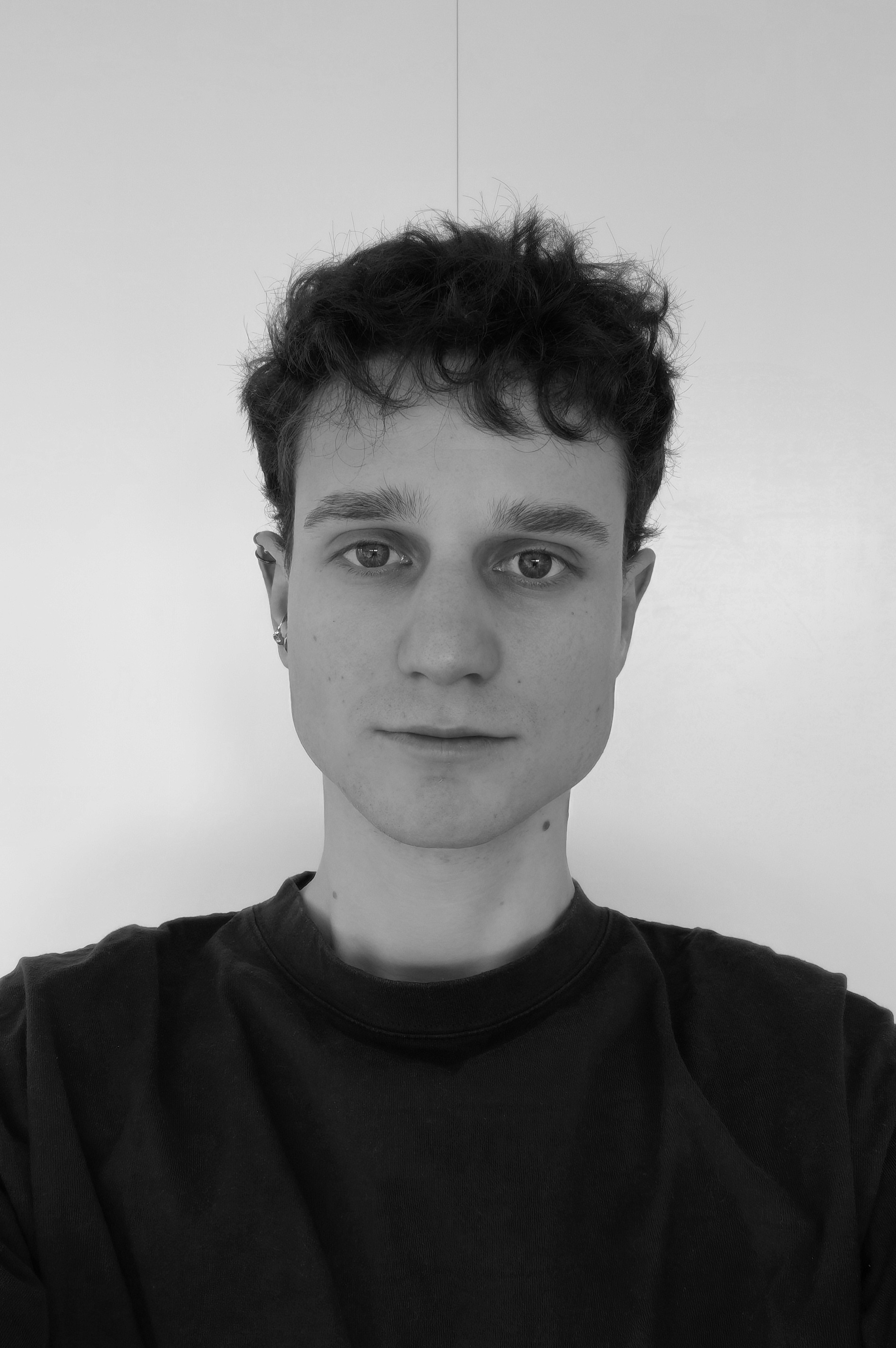 man in black crew neck shirt