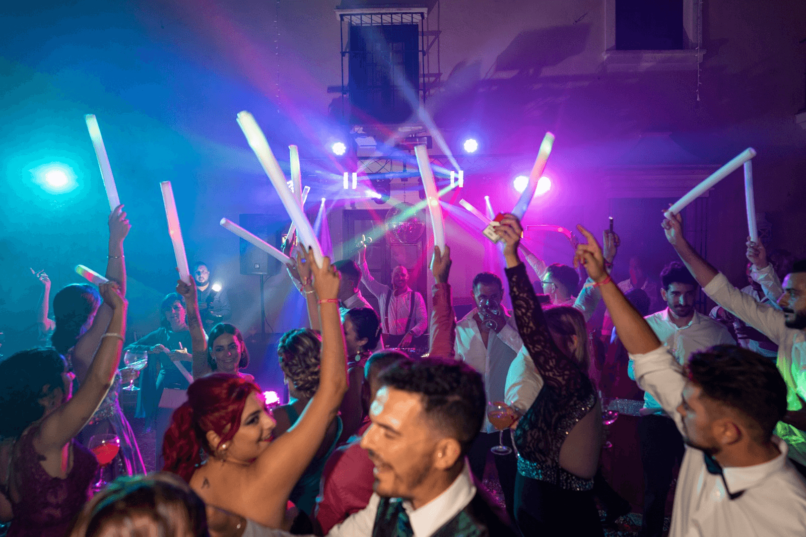 Invitados con barritas de luces Led