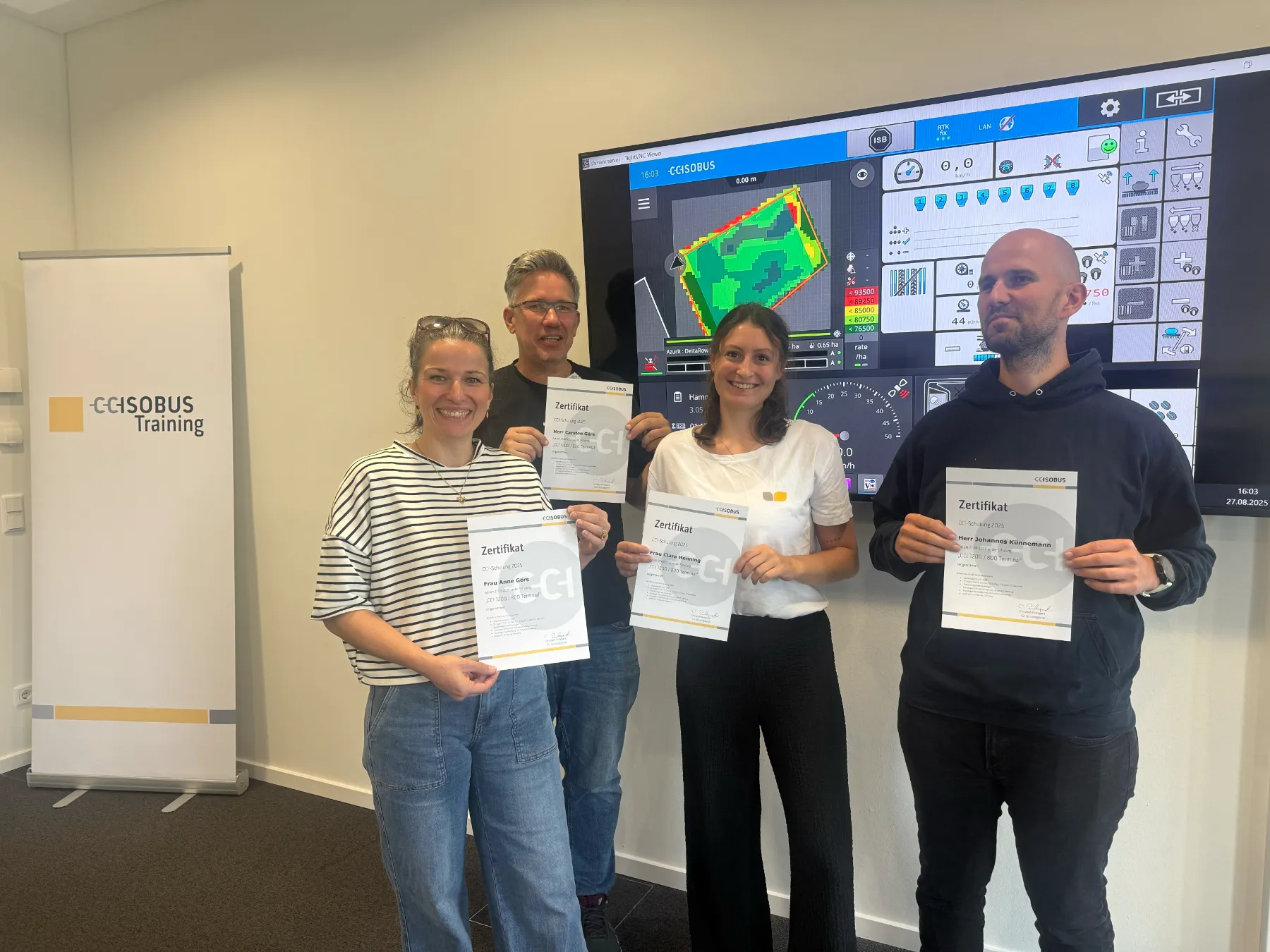 Workshop Szene: Teammitgöieder mit Abschlusszertifkaten