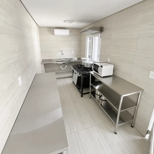 Entrada do Residencial Geriátrico Nova Era, com rampa de acessibilidade e ambiente acolhedor.