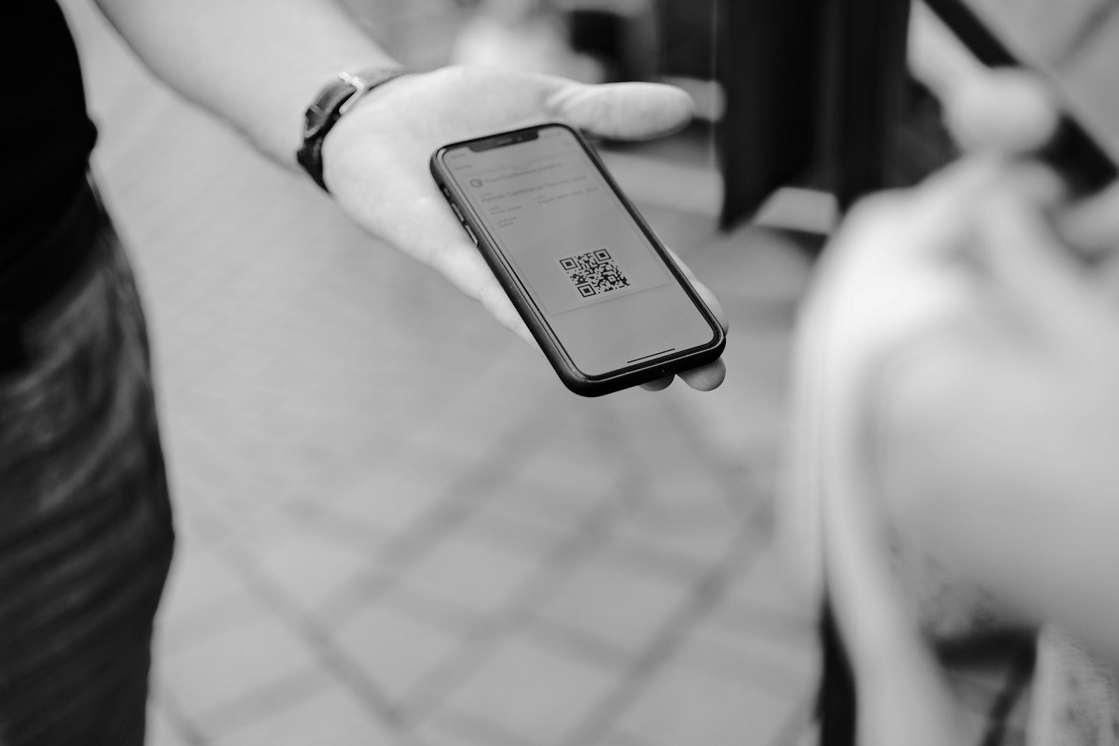 Persona sosteniendo un teléfono celular con ambas manos