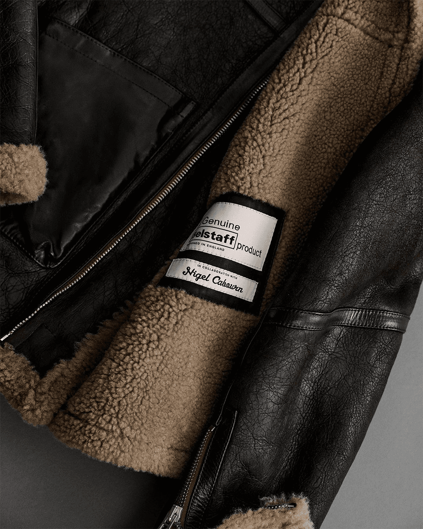 L'Étiquette d'un blouson en peau lainée de la marque Belstaff