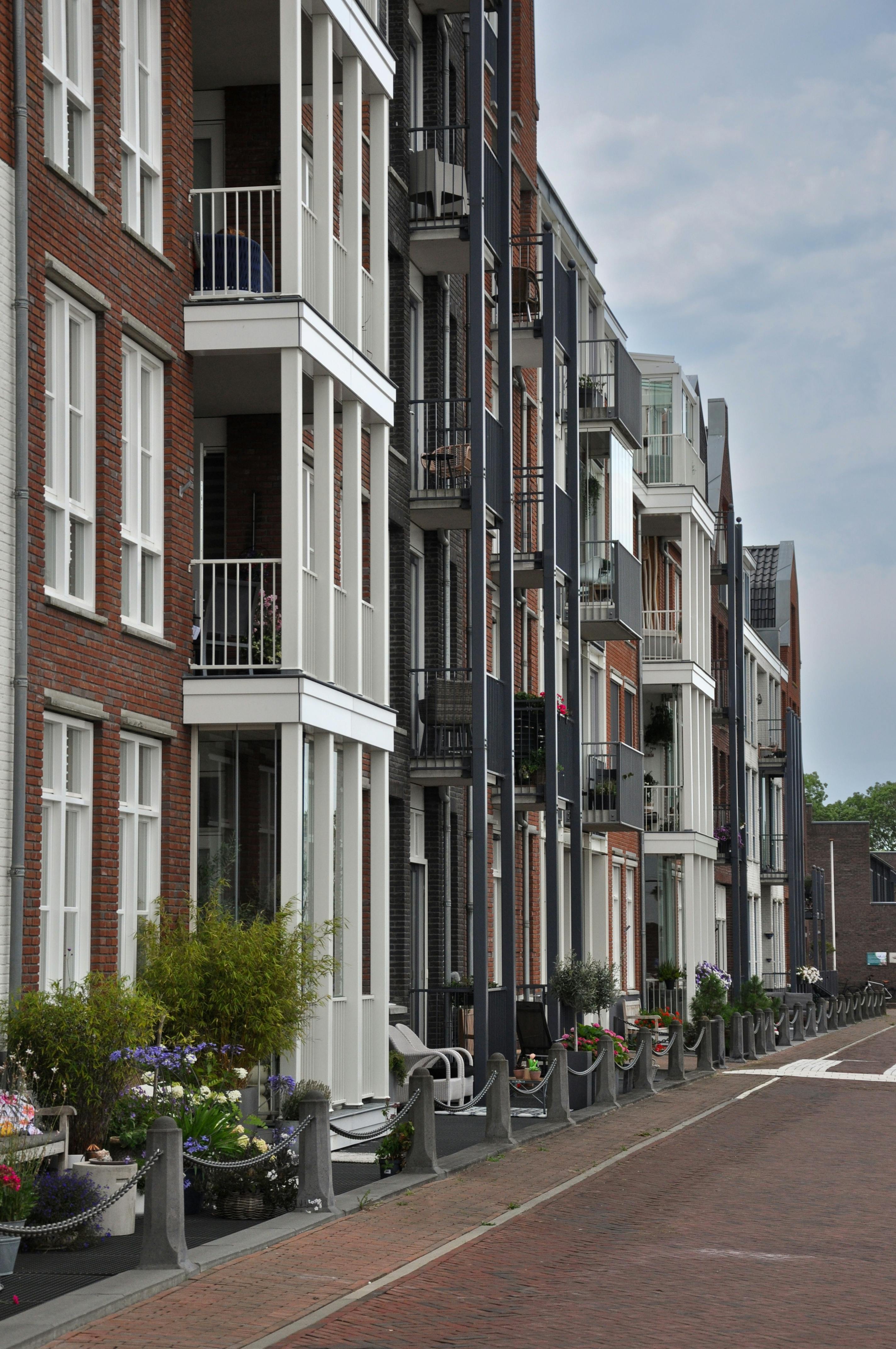 contemporary-dutch-apartments-by-the-street-on-a-cloudy-day.-modern-architecture - hana-zhorelová (pexels)