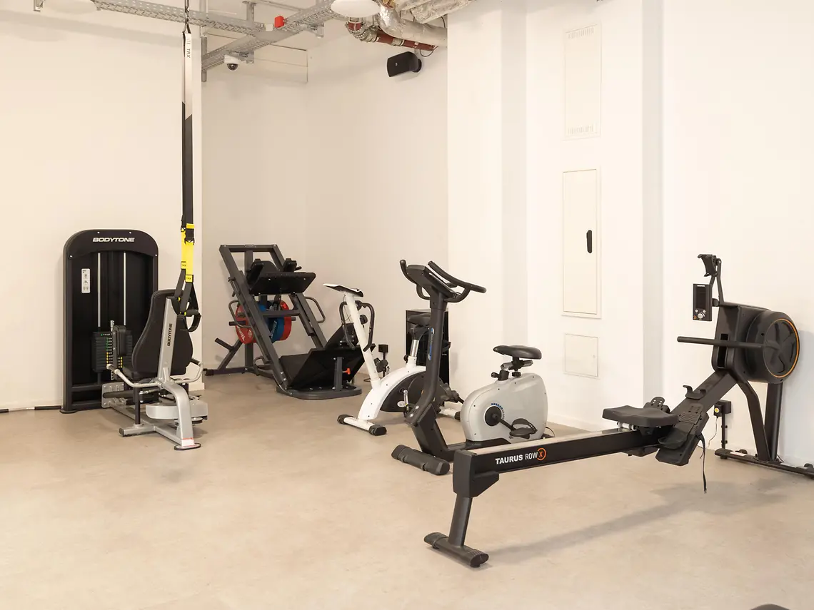 Fitness room in student accommodation in Frankfurt with exercise bikes and rowing machines