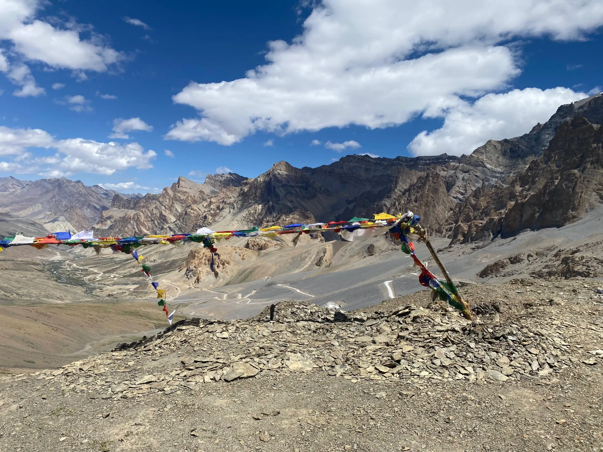 Aussicht über ein Bergtal in Indien.
