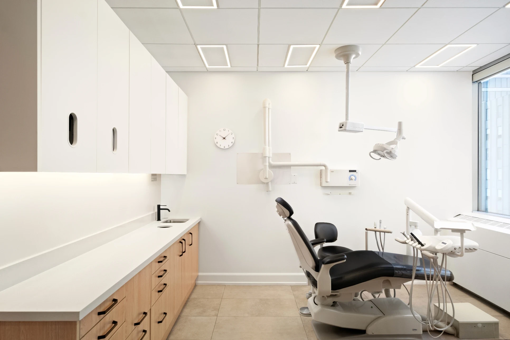 Treatment area with dental chair and dental microscope and entertainment system at Bloor-Yorkville Periodontics in Toronto, Ontario: the best periodontist and dental implants in Toronto, Ontario