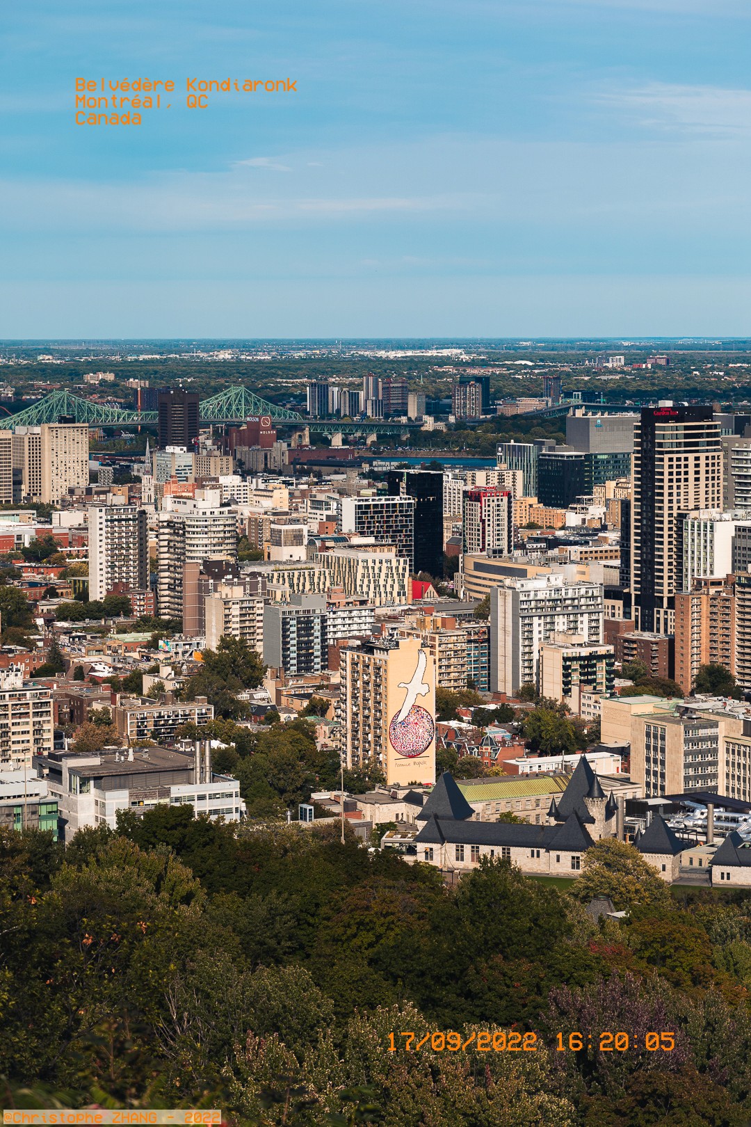 Paysage urbain du Nord-Est de Montréal, capturé depuis le Mont-Royal