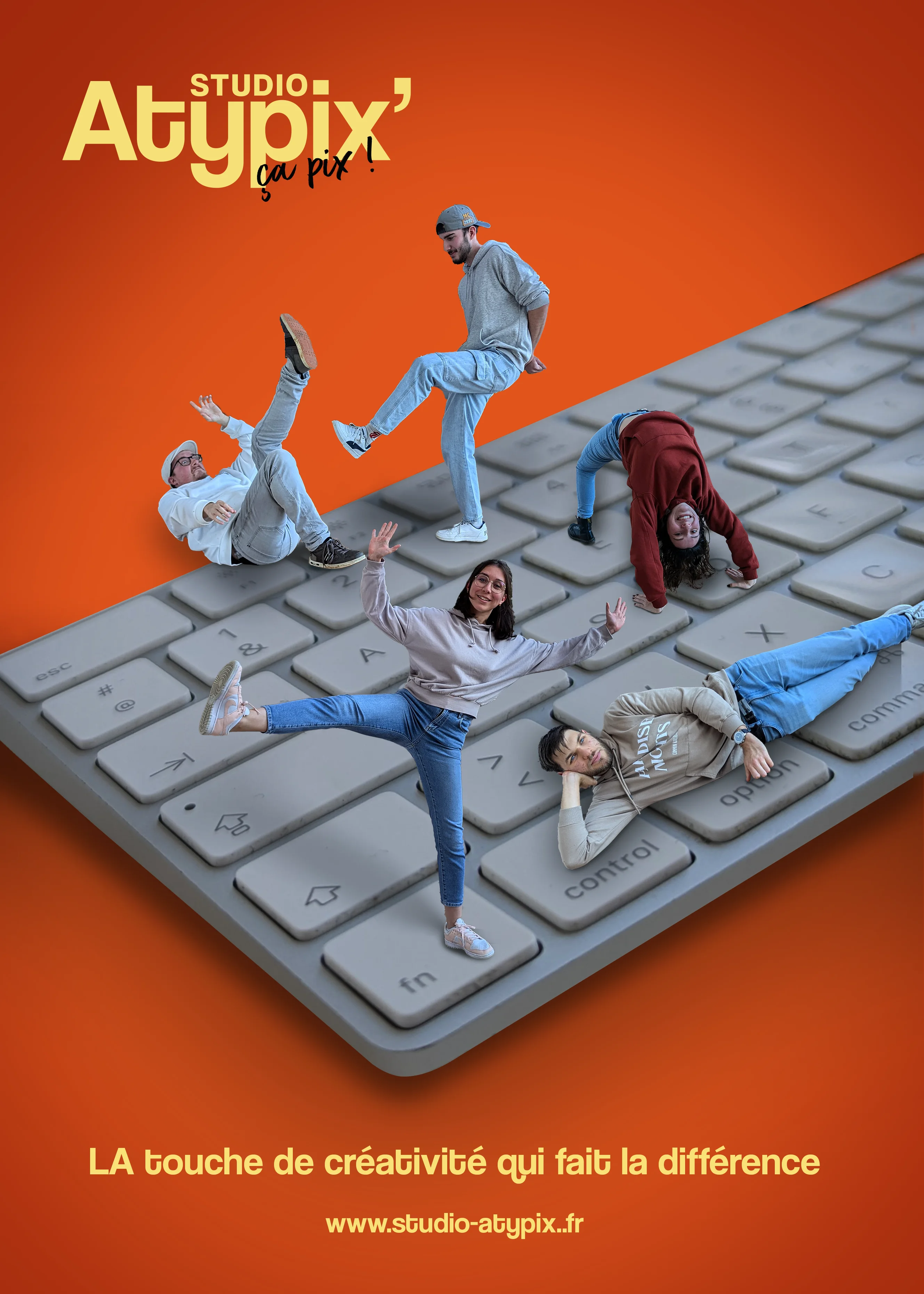 Photomontage personnes en miniatures sur clavier d'ordinateur, fond orange