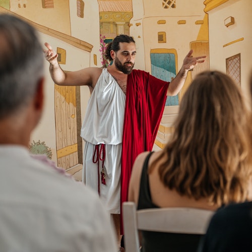 提出问题、交流线索，并投出最终一票，找出凶手