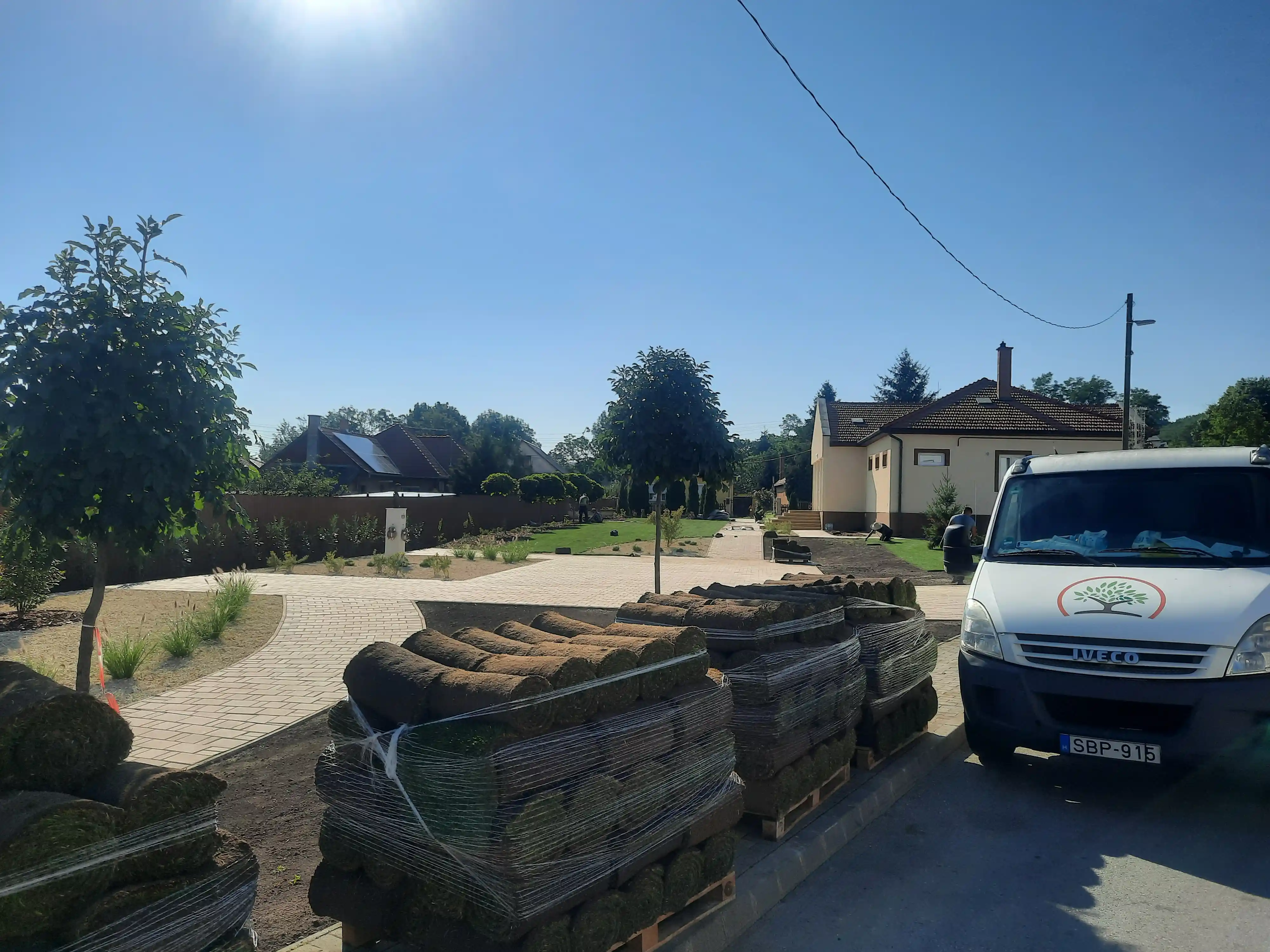 Közpark építés kövezett járdával és díszfüves területtel Berentén