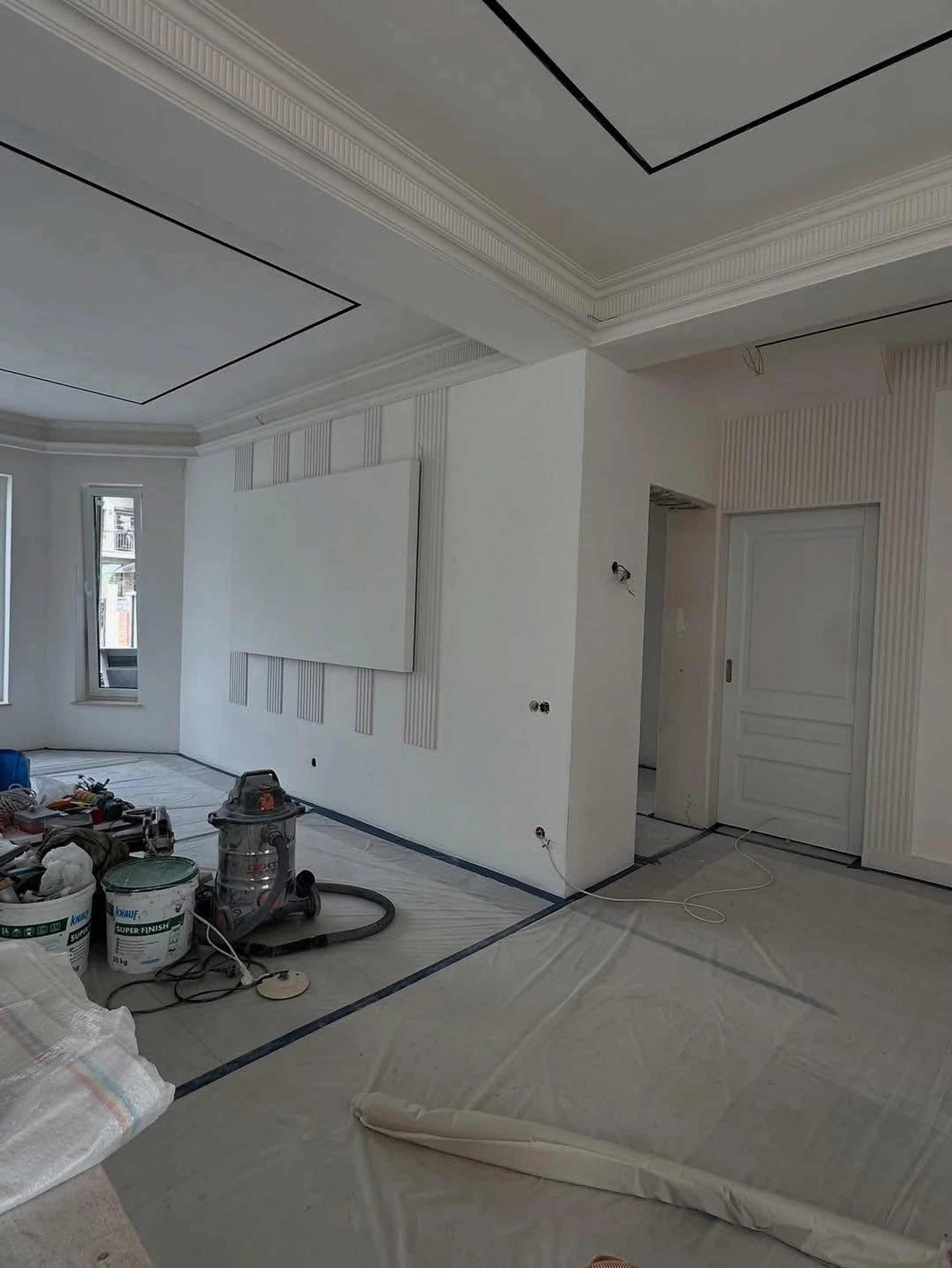 Détail — texture minérale adoucie avec lumière rasante.