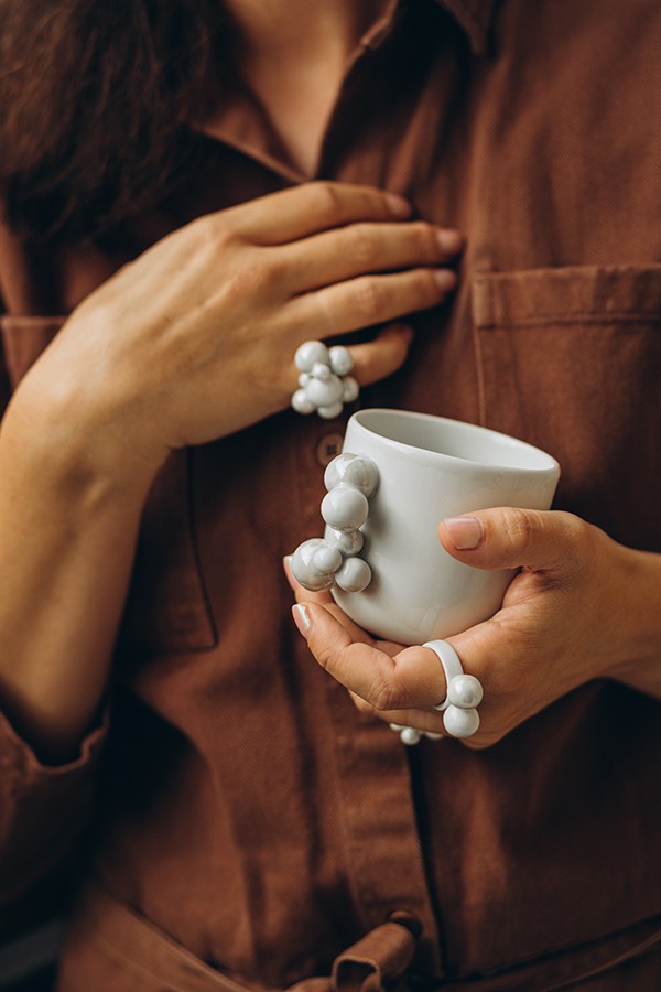 Sieťotlačová grafika BUBBLES od Niny A. Šoškovej – žlté kruhy v geometrickej kompozícii