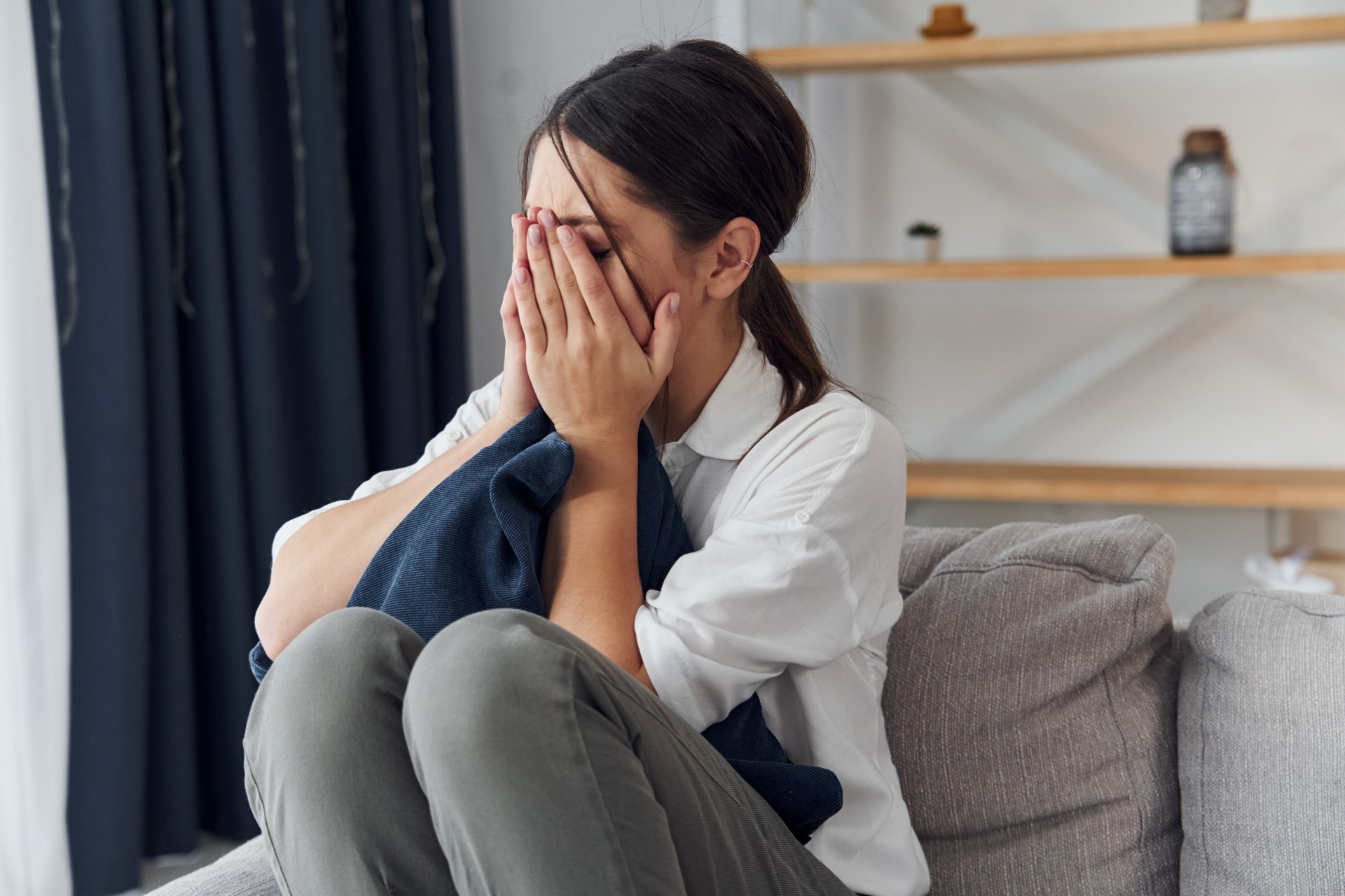 子どもの巣立ちで落ち込む母親|空の巣症候群のイメージ