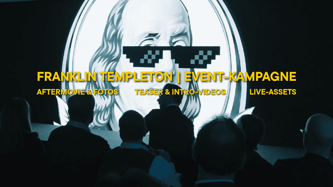Eventbesucher vor Leinwand mit Franklin Templeton-Bild, Sonnenbrille, in Frankfurt.