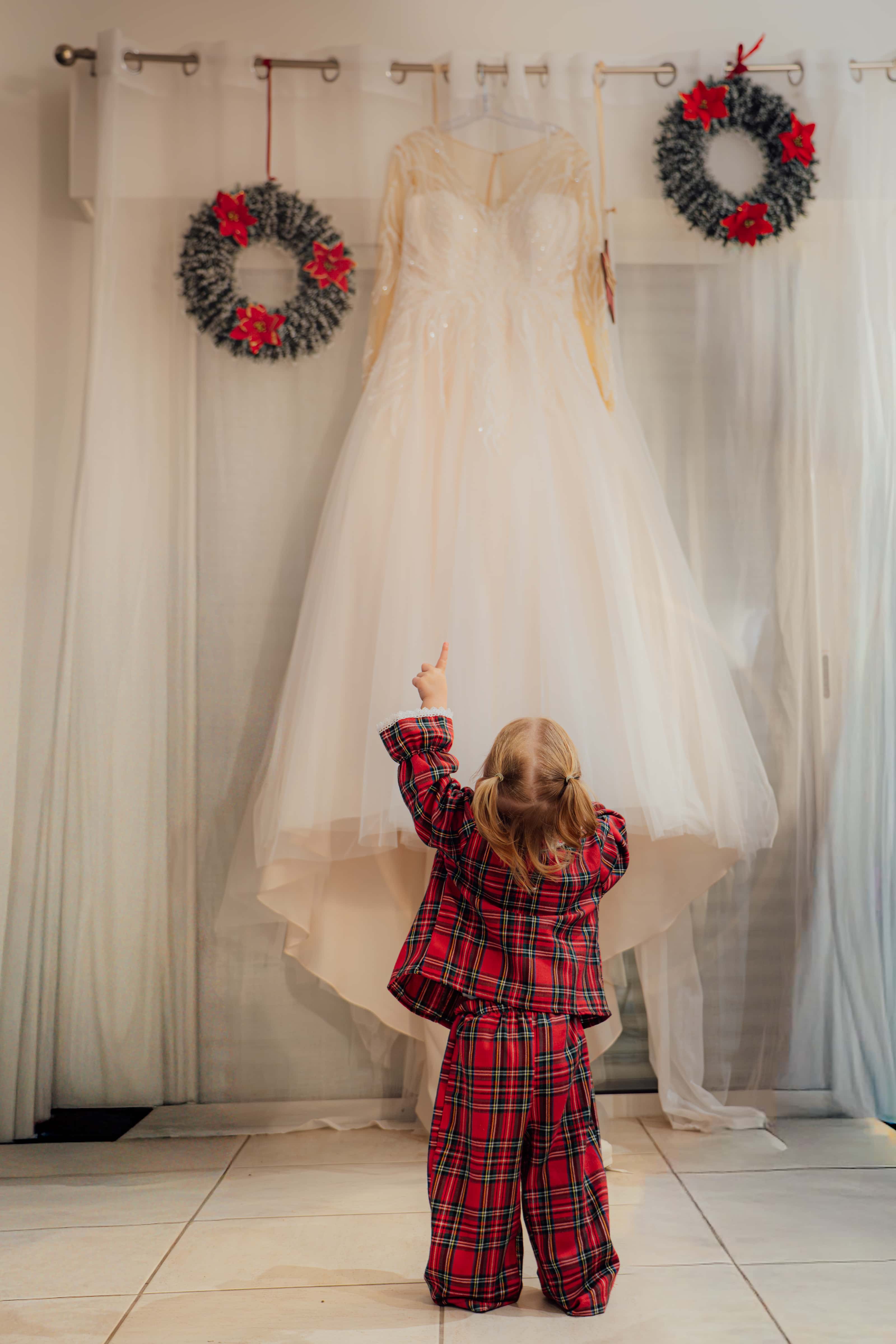 Amelia photographing