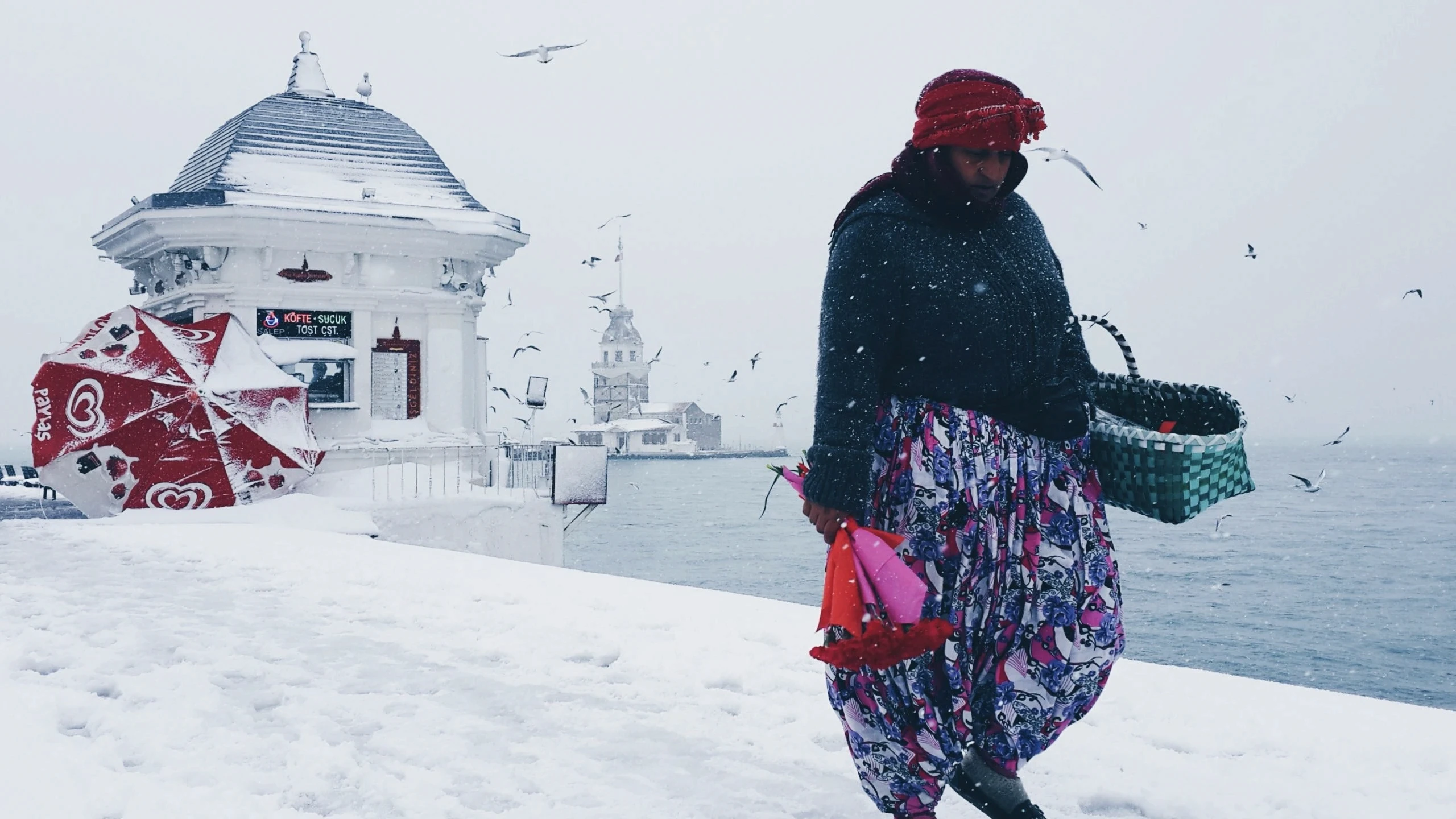 2015 yılında çektiğim, karlı Üsküdar sahilinde yürüyen bir çiçekçinin fotoğrafı.