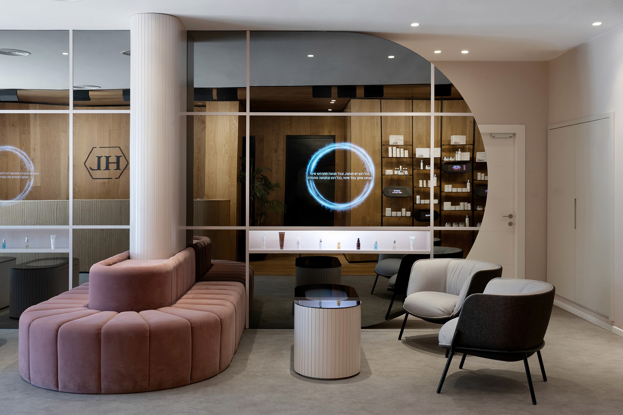 אולם התצוגה: שילוב הרמוני בין דלפק הקבלה החם לבין מערכות תצוגה מודולריות ממתכת שחורה, המציגות את מוצרי החברה.