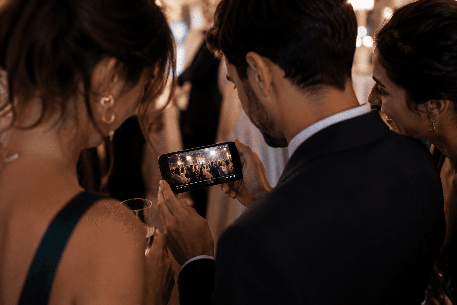 Photobooth Starsbox installé devant un mur en marbre avec éclairage studio