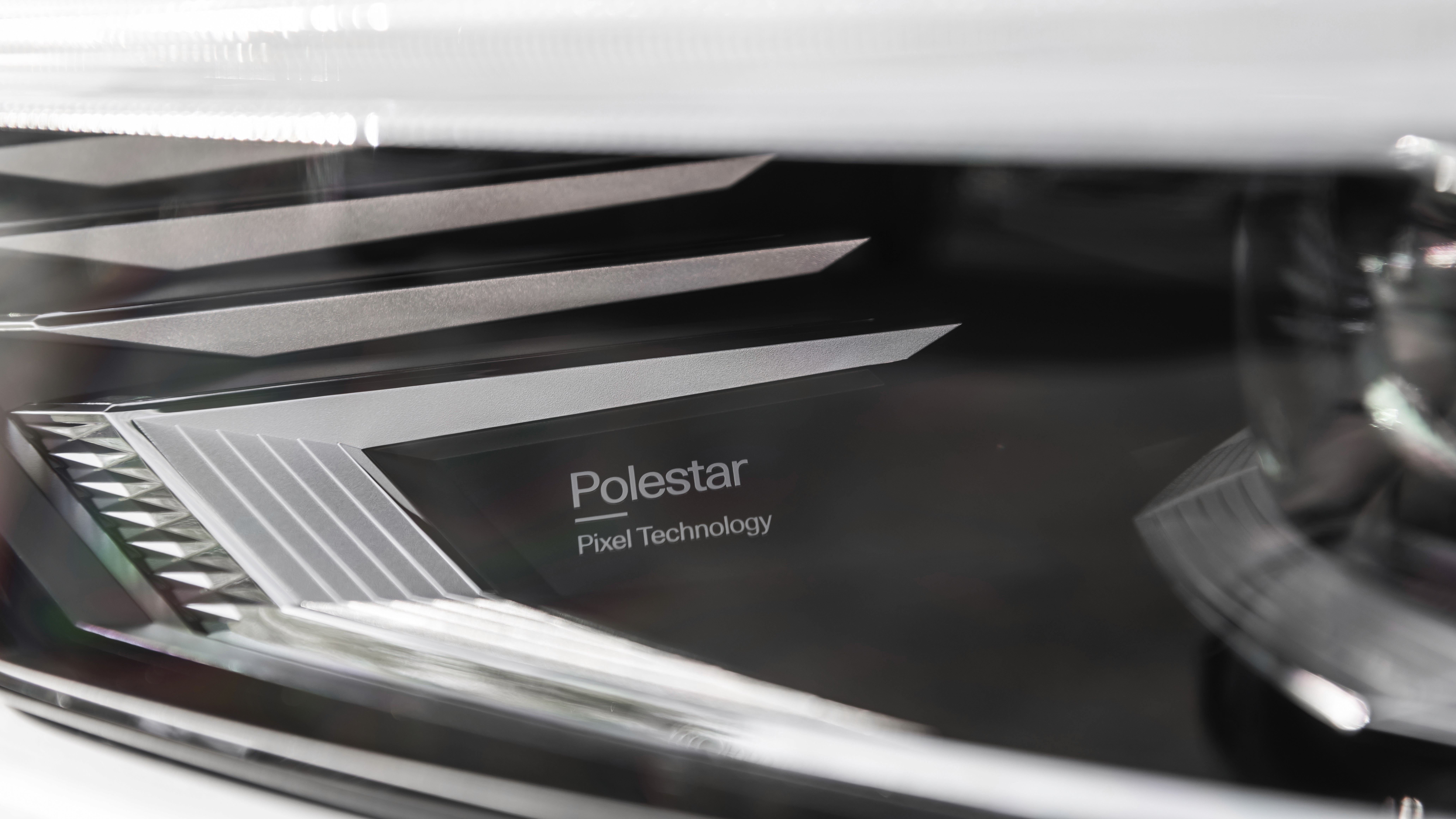 Gros plan sur un phare pixel led de Polestar 2