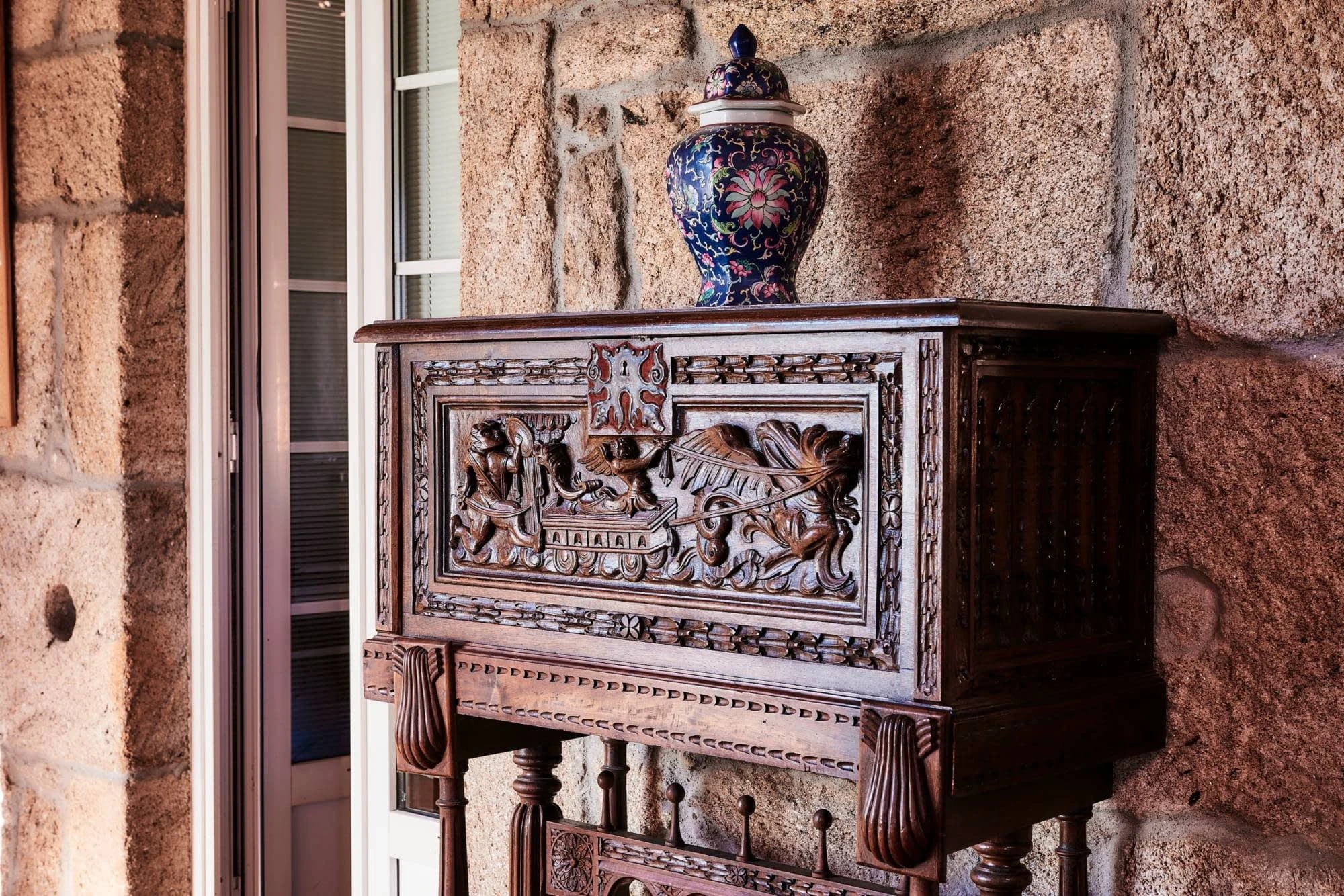 Decoración interior tradicional gallega en Casa Cruceiro - Mueble de madera con cerámica artesanal