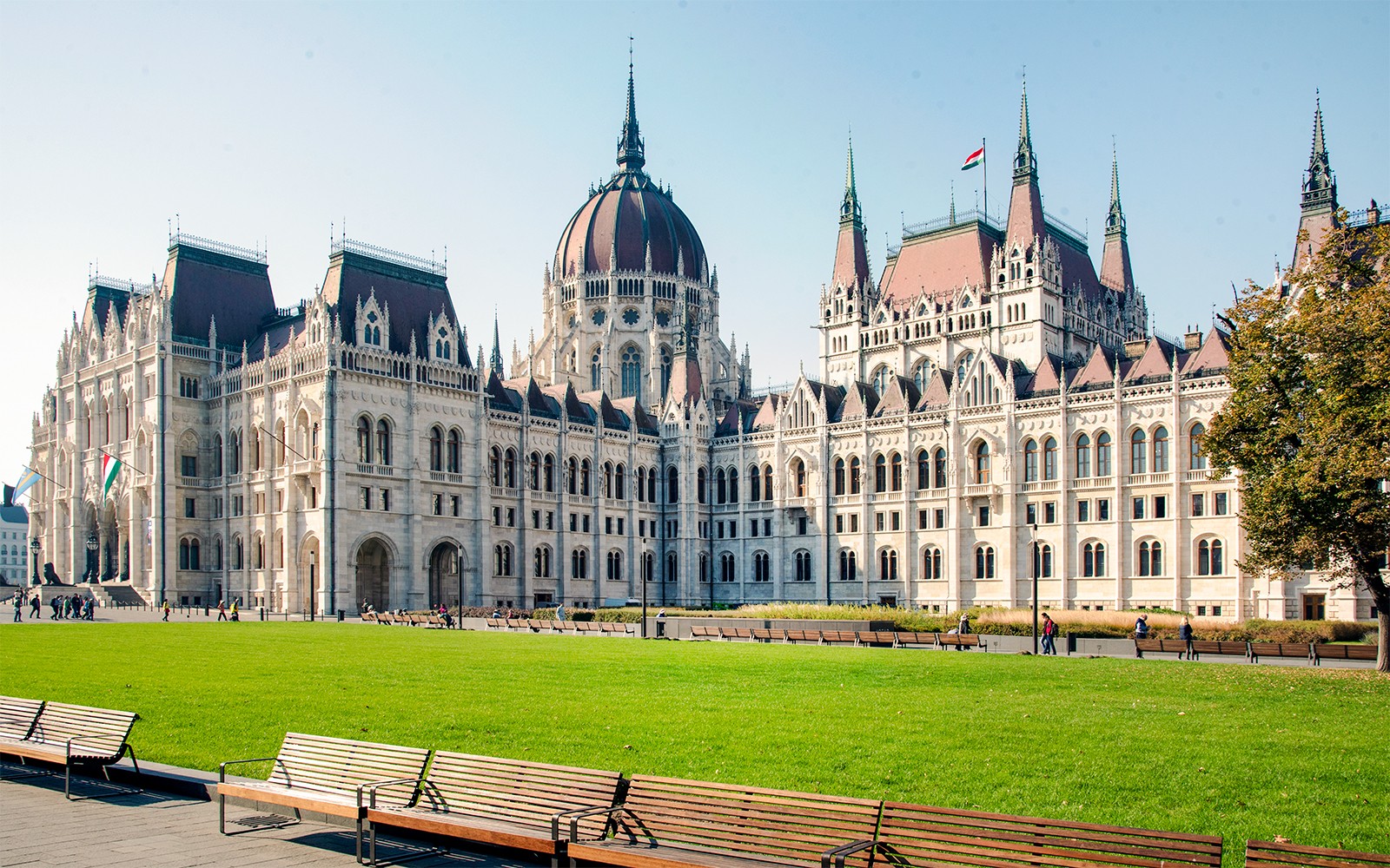Hungarísku þinghúsið með grænum grasflöt, hluti af Grand City Tour.