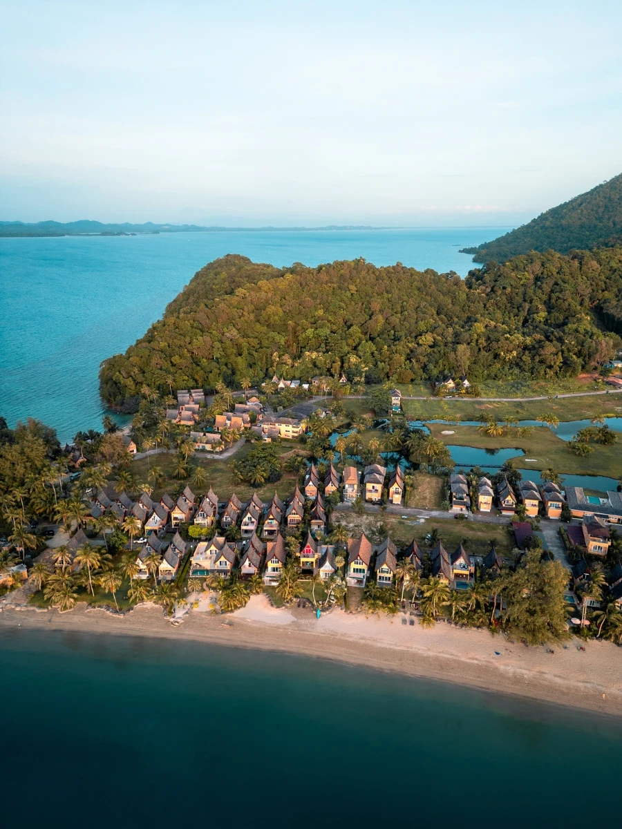Photographie aérienne d’une ville côtière et de son environnement naturel