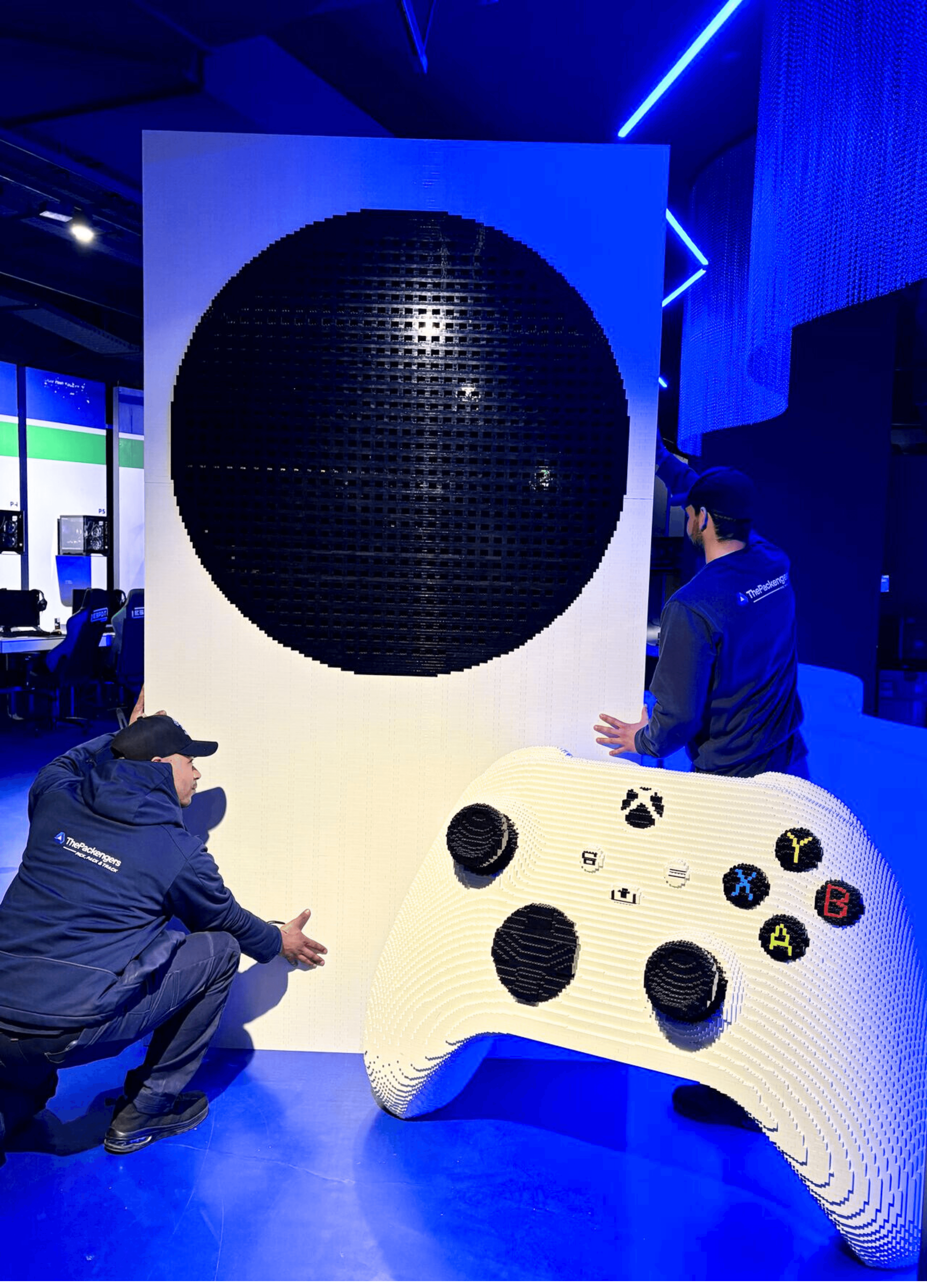 L'équipe ThePackengers met en place des éléments de galerie