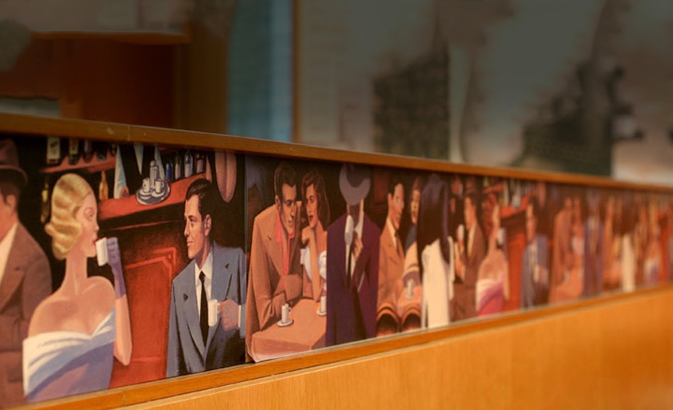 A mural depicting elegantly dressed couples from the 1950s seated in a café, sipping coffee and engaging in conversation, creates a nostalgic, warm atmosphere.
