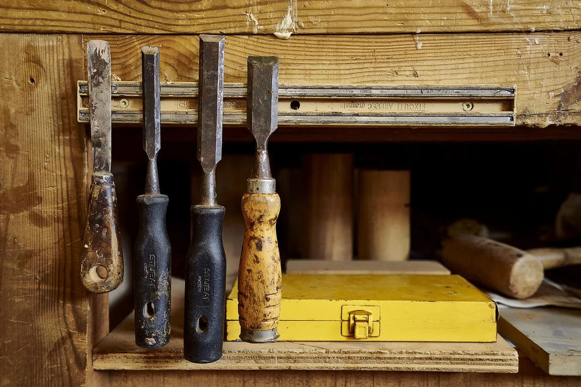 Artisanat d'excellence à La Réunion : outils de menuiserie traditionnelle en gros plan