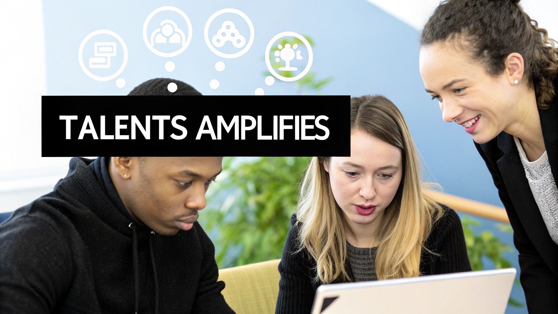 Trois personnes, un homme et deux femmes, travaillant ensemble devant un ordinateur portable, avec le texte