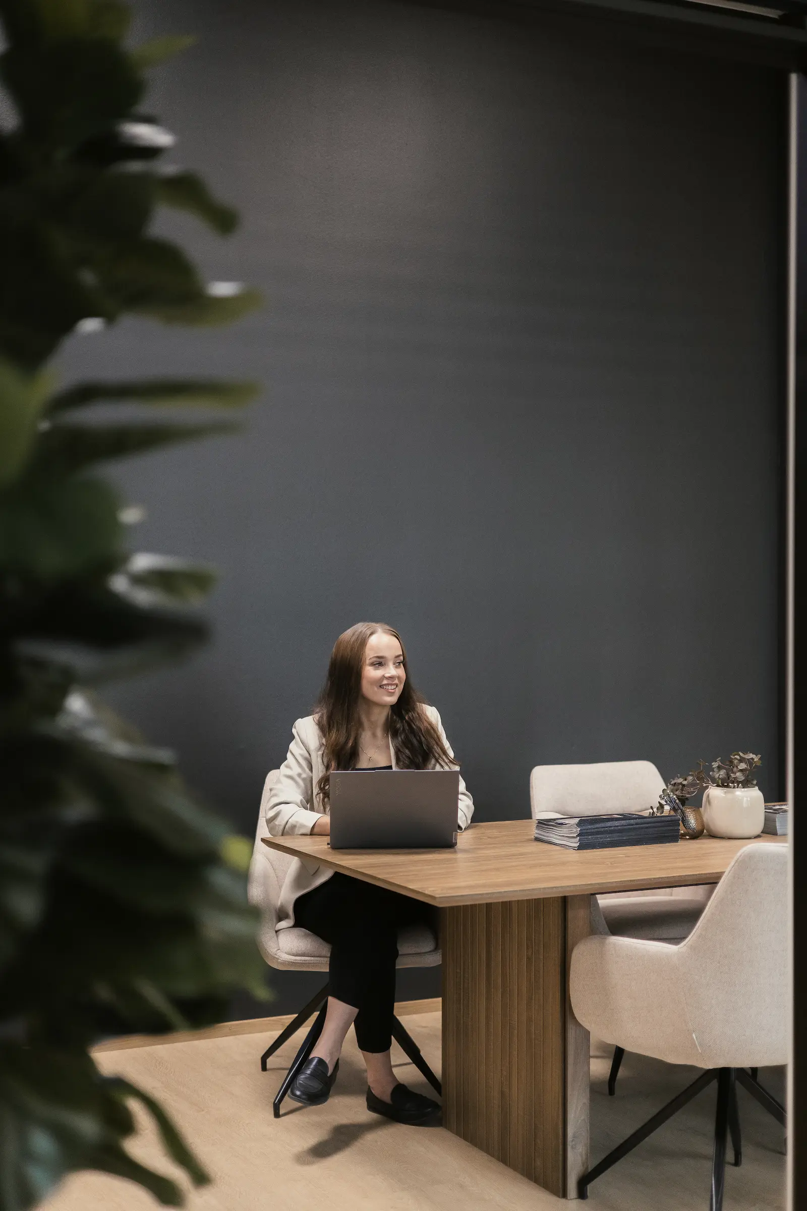 Prime LKV:n tiimi tarjoaa kokonaisvaltaista asiantuntemusta kiinteistönvälityksestä kaupanvahvistukseen