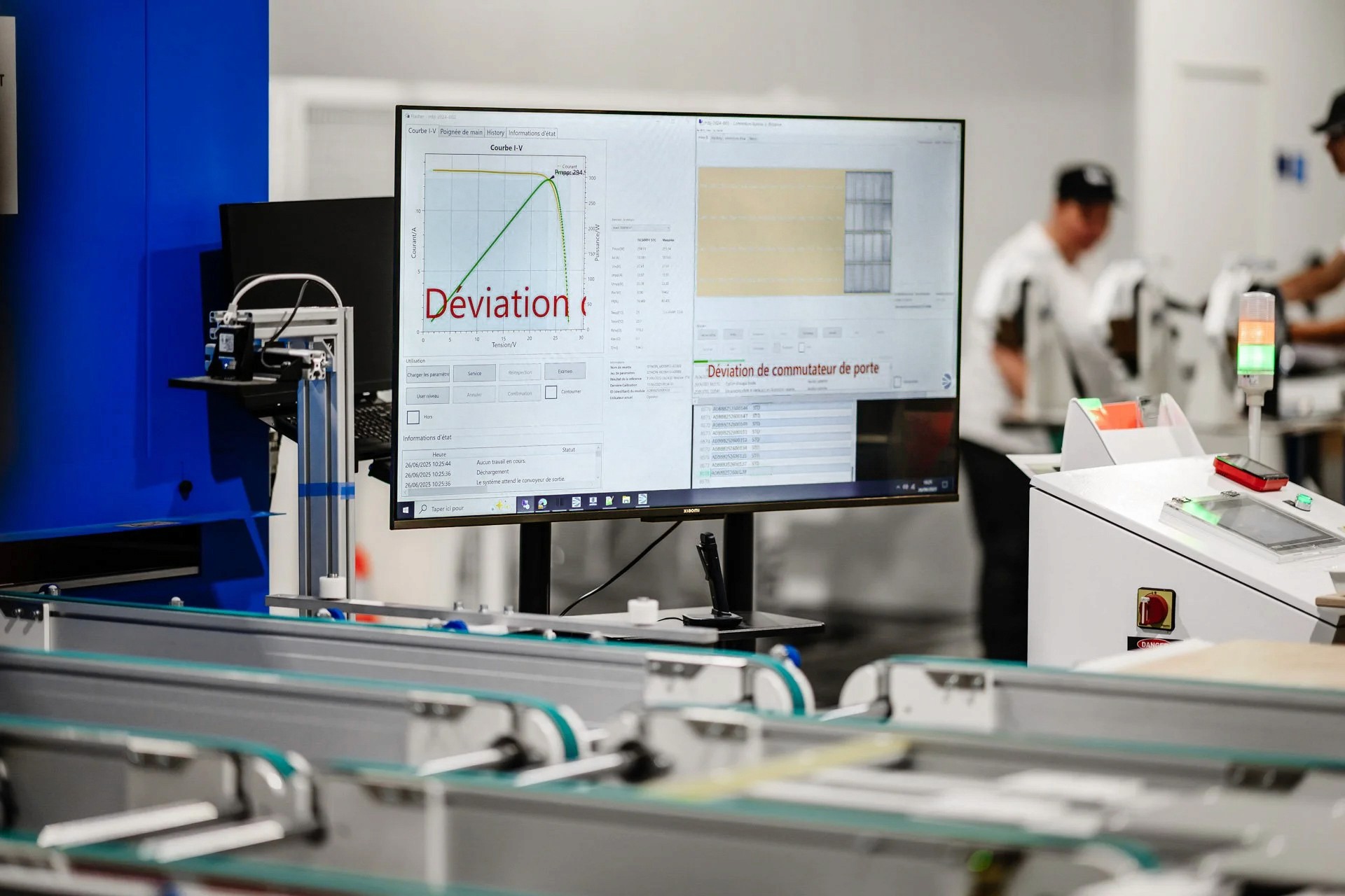 Outil industriel piloté par logiciel sur un poste de la ligne de production d'heliup