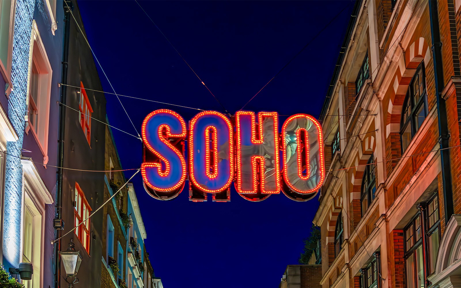 夜のソーホーのネオンサイン、ロンドンのストリートシーン。